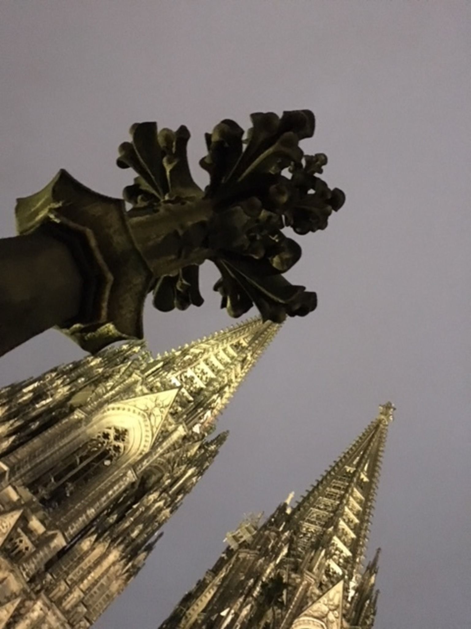 Kölner Dom, Kreuzblume, Turmspitzen, Froschperspektive, Grauer Himmel, QHD+, Tablet-Hintergrund