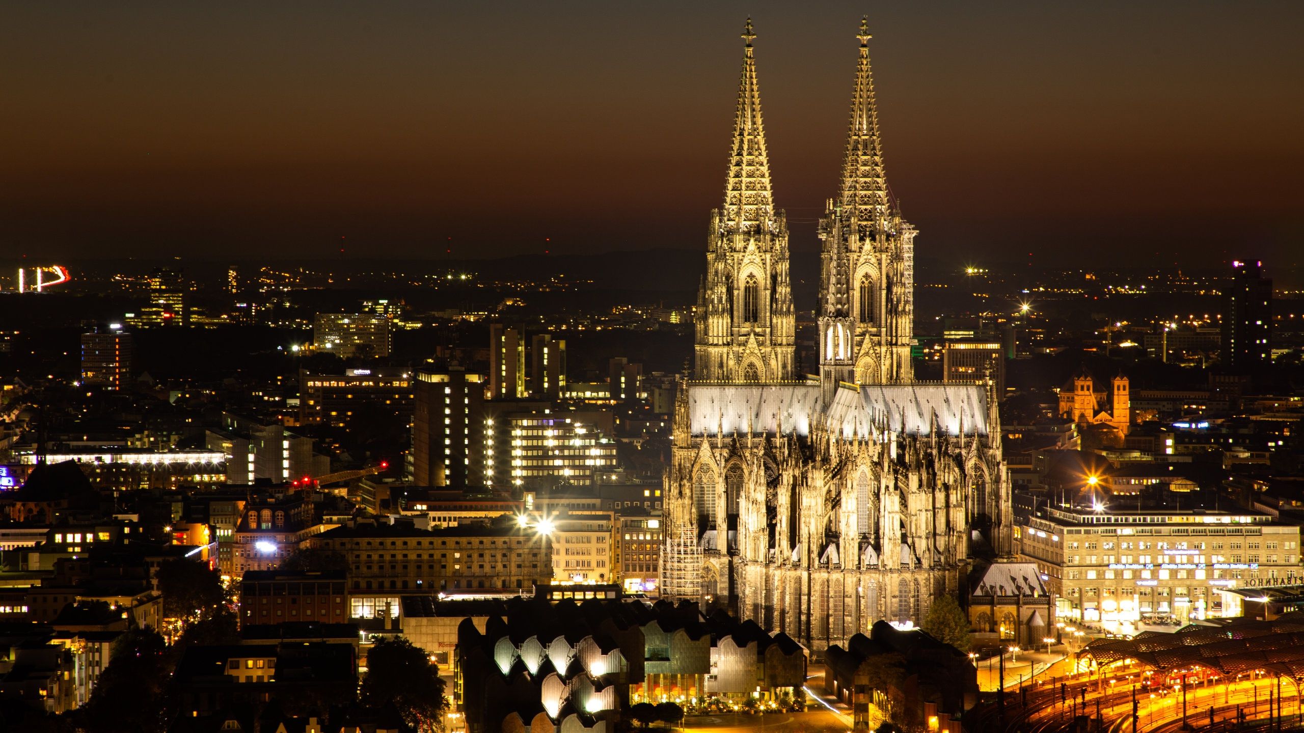 Kölner Dom, Köln, Nacht, Stadtlichter, Beleuchtung, 16:9, 2K-Hintergrundbild für den Desktop
