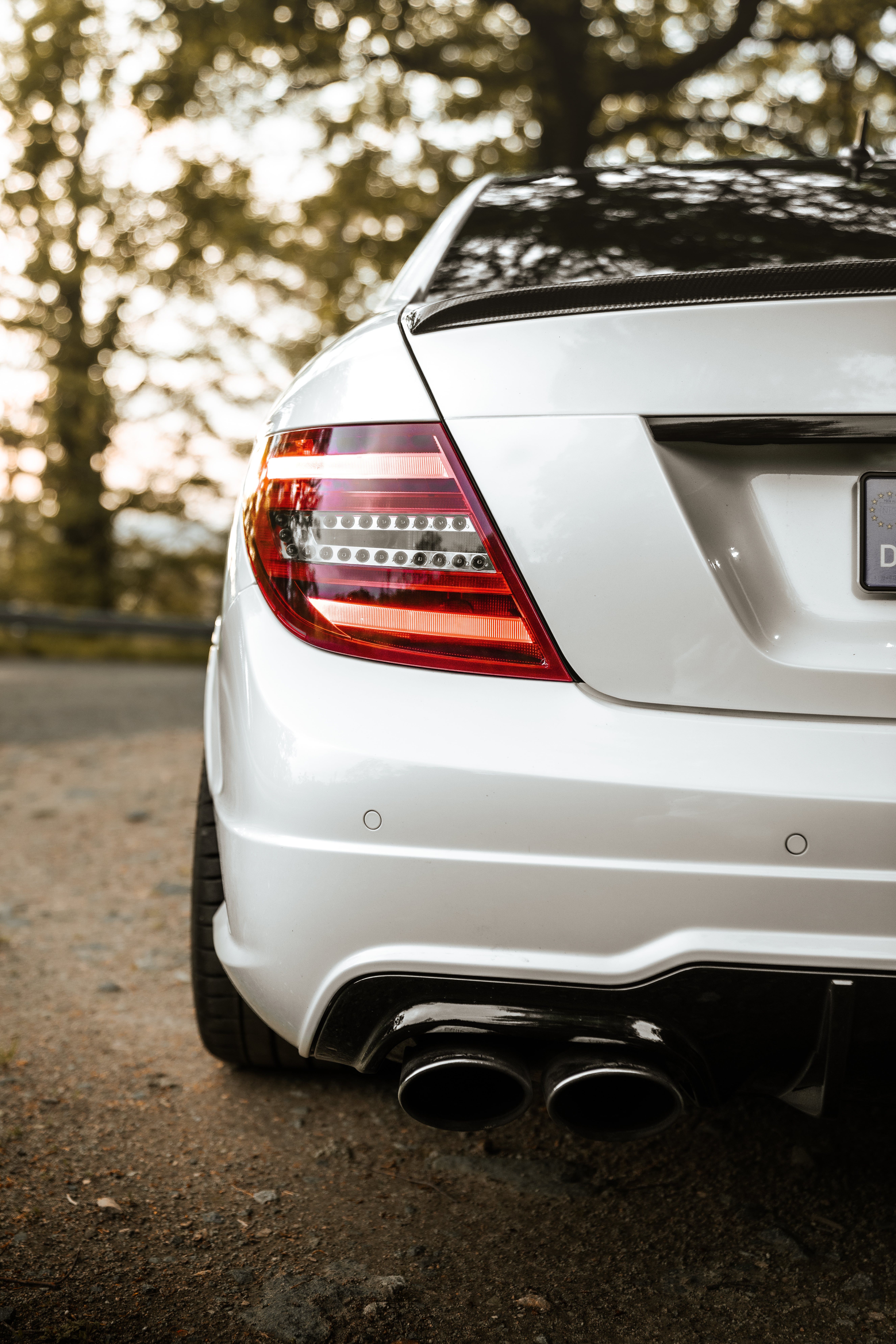 Mercedes-Benz C 63 AMG, Auspuff, Heck, Weiß, QHD+, Hintergrundbild fürs Tablet