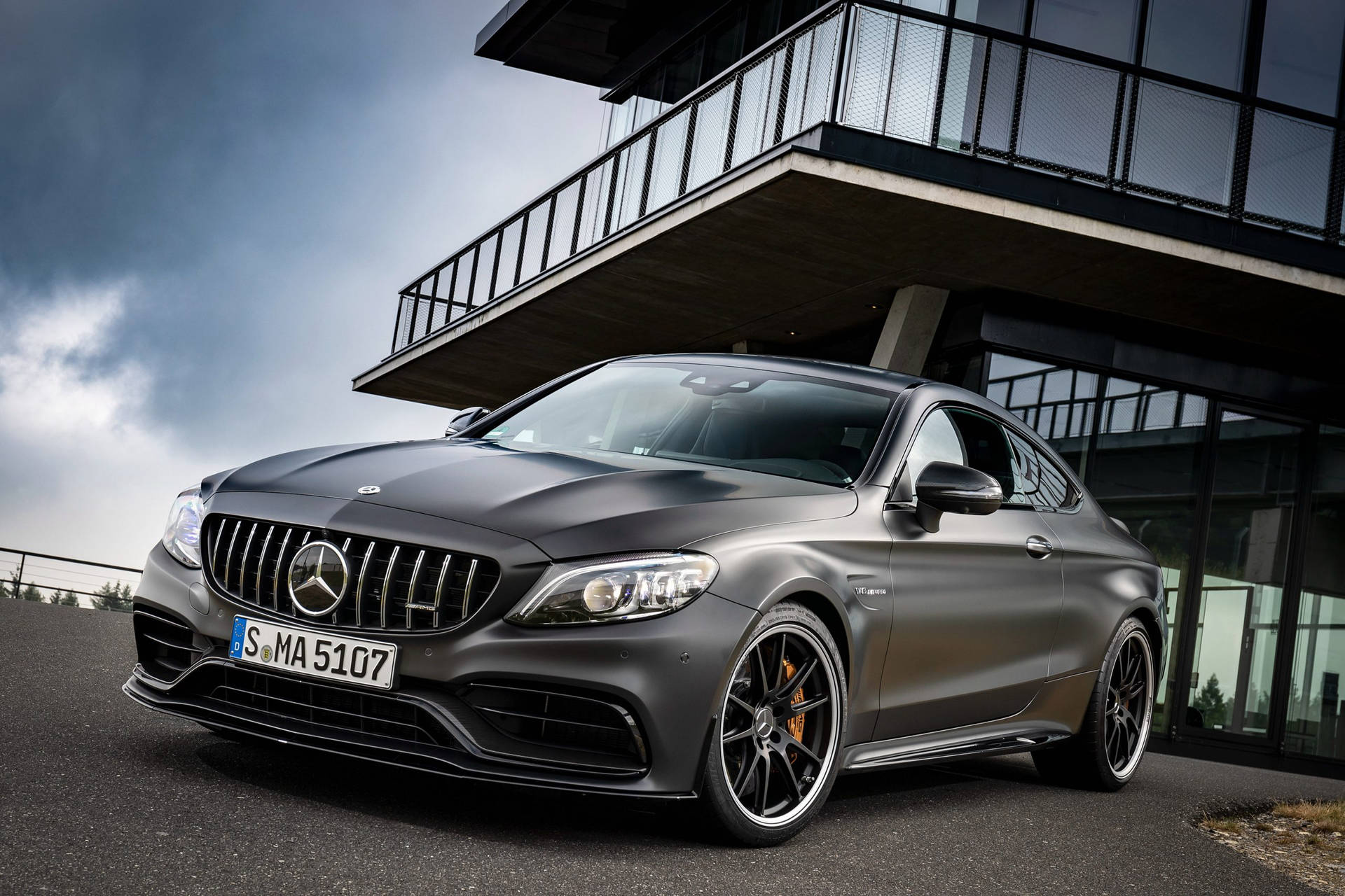 Mercedes-AMG C 63 S Coupé, Grau, Moderne Architektur, Wolken, Full HD, Laptop-Hintergrundbild