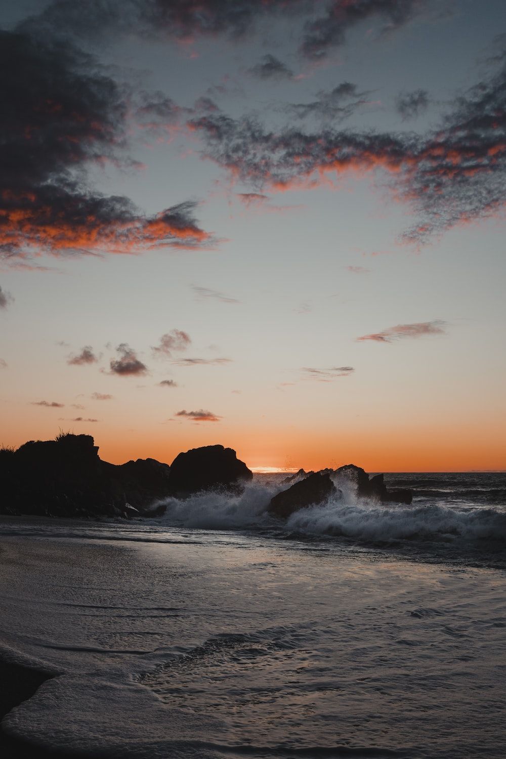 Strand, Felsen, Sonnenuntergang, Dunkle Wolken, Wellen, HD, Handy-Hintergrund im Hochformat