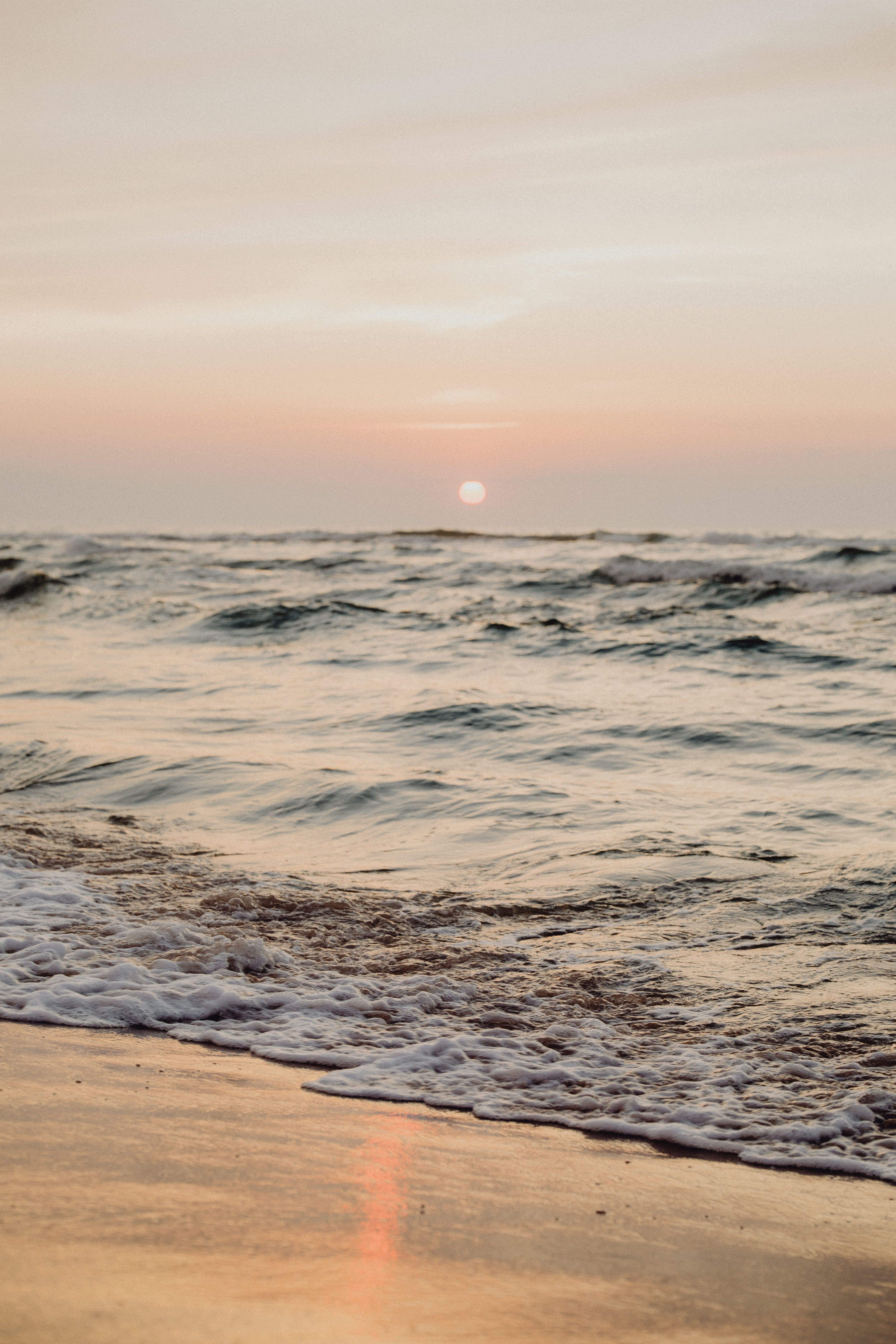 Meer, Wellen, Sonnenuntergang, Pastellfarben, Strand, QHD+, Hintergrundbild fürs Handy
