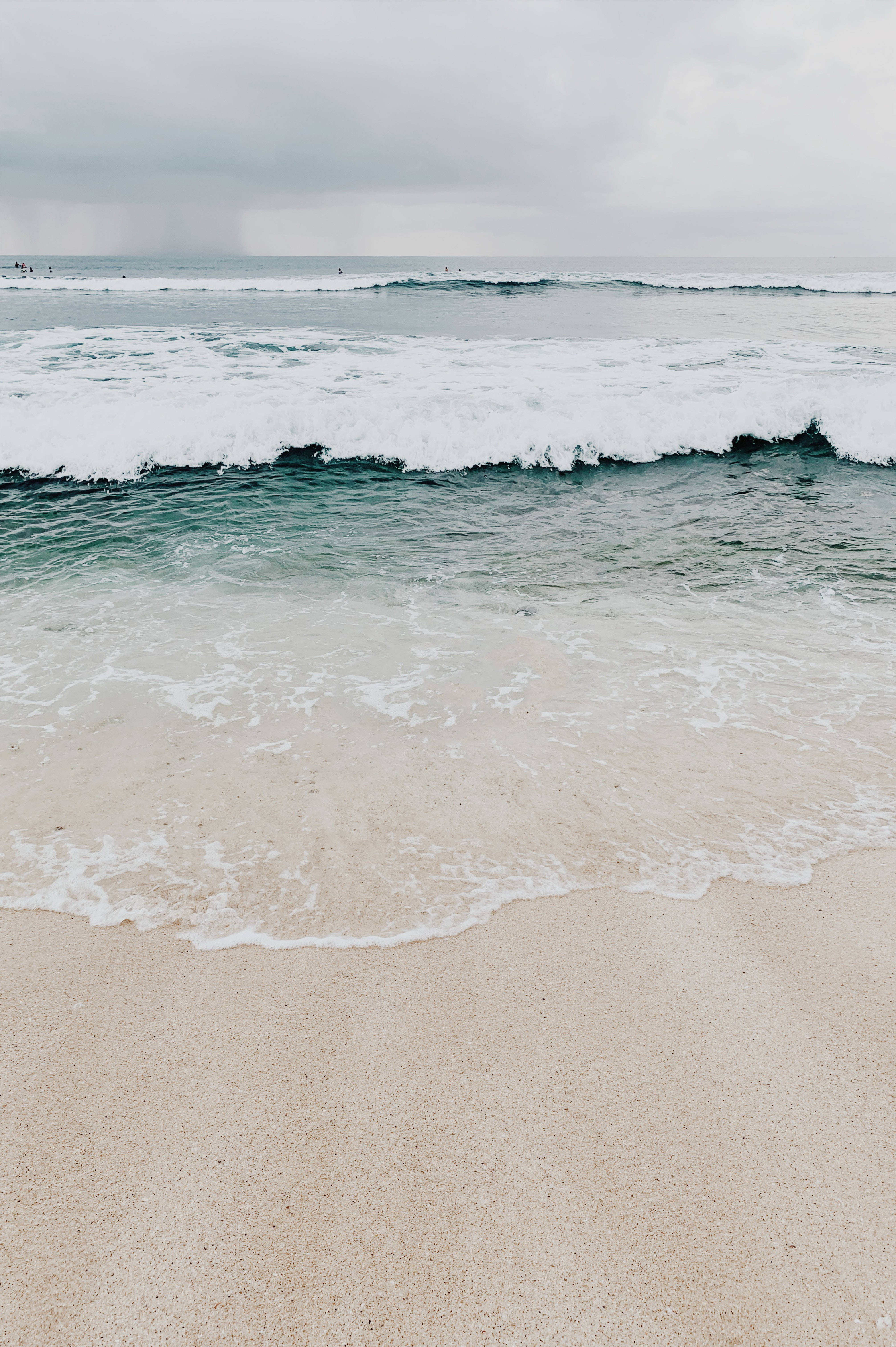 Strand, Wellen, Gischt, Sand, Bewölkter Himmel, QHD+, Sperrbildschirm fürs iPhone