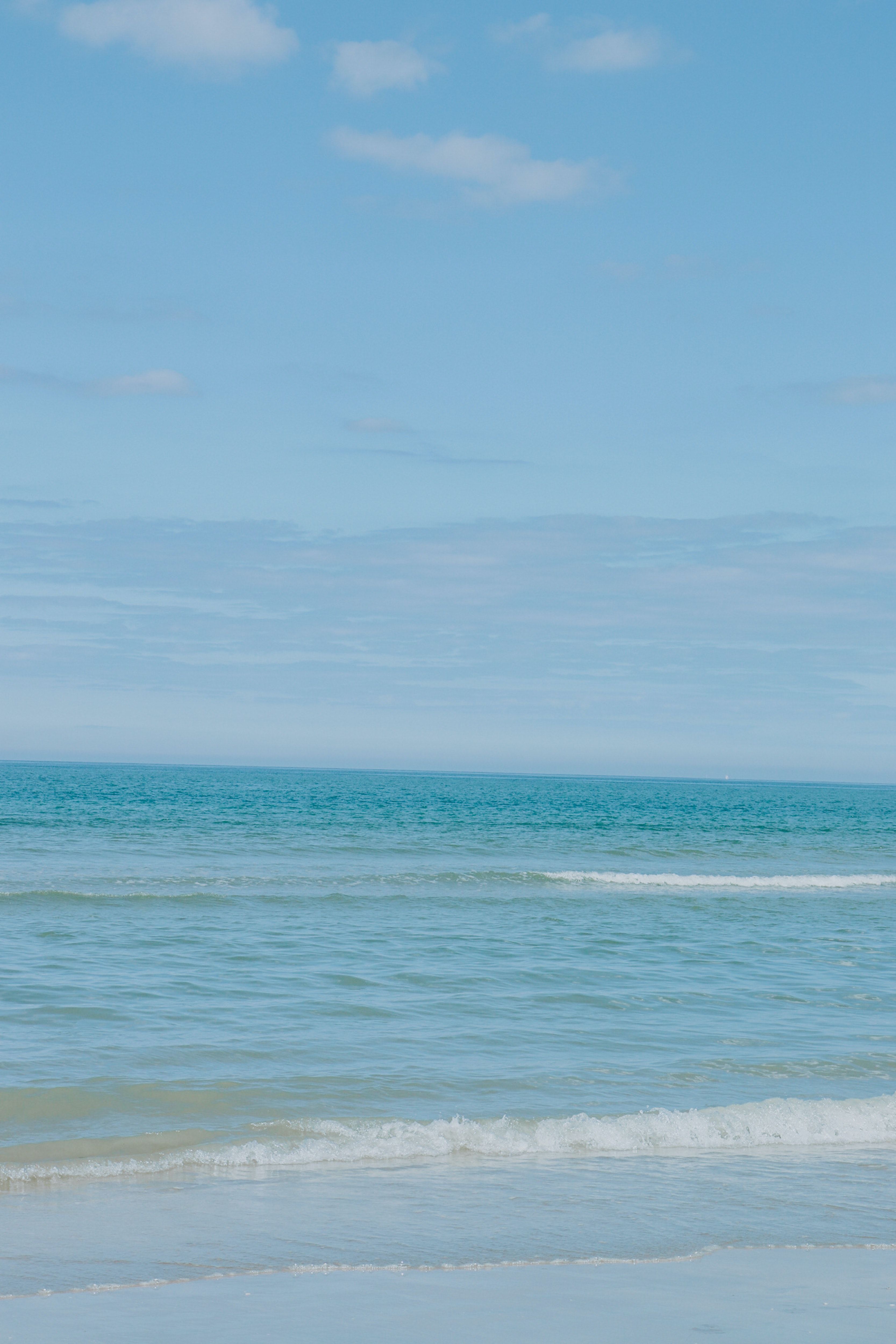 Meer, Hellblau, Horizont, Minimalistisch, Ruhe, QHD+, Handy-Hintergrund im Hochformat