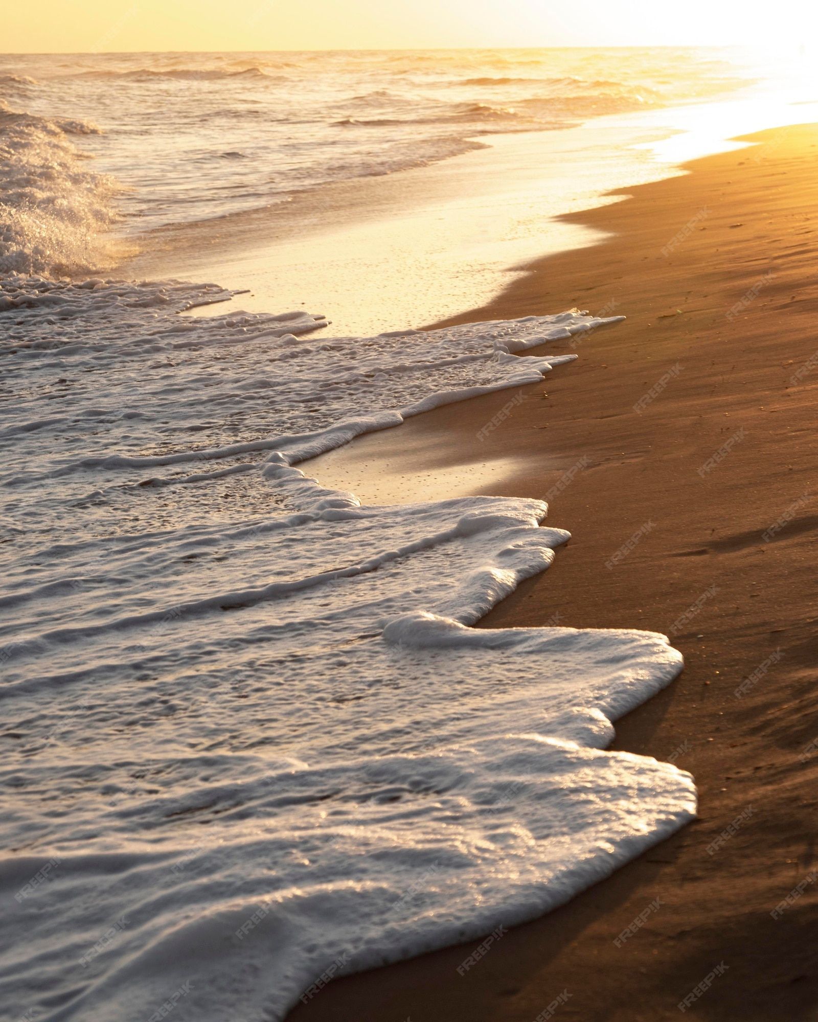 Strand, Wellen, Gischt, Goldenes Licht, Sand, QHD+, iPad-Hintergrundbild