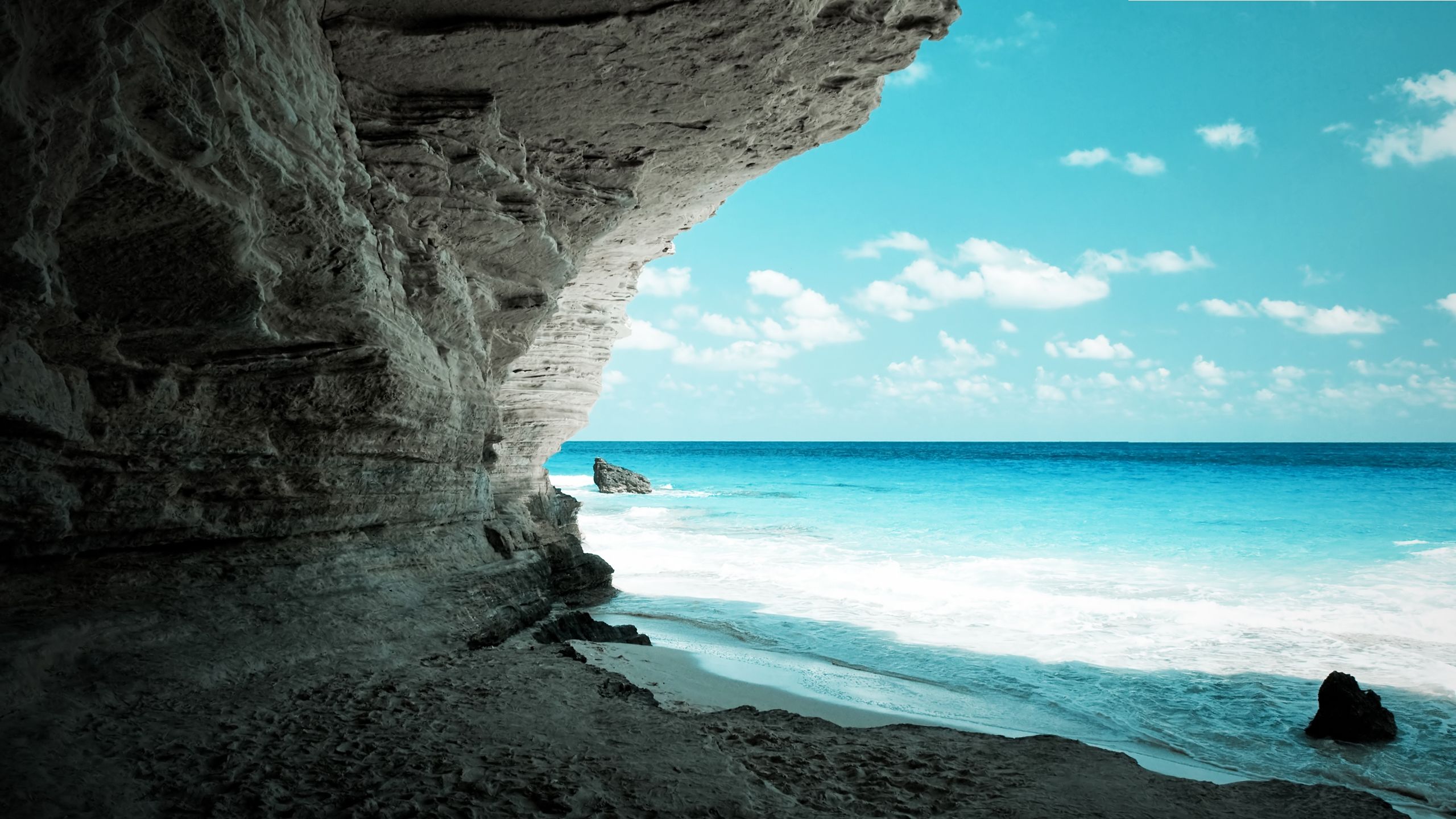 Felsenhöhle, Strand, Türkises Meer, Wolken, Klippen, 2560x1440, 2K-Hintergrundbild für PC