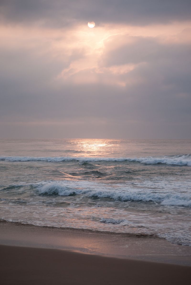 Meer, Wolken, Sonnenstrahlen, Wellen, Grauer Himmel, HD, Hintergrundbild fürs Tablet