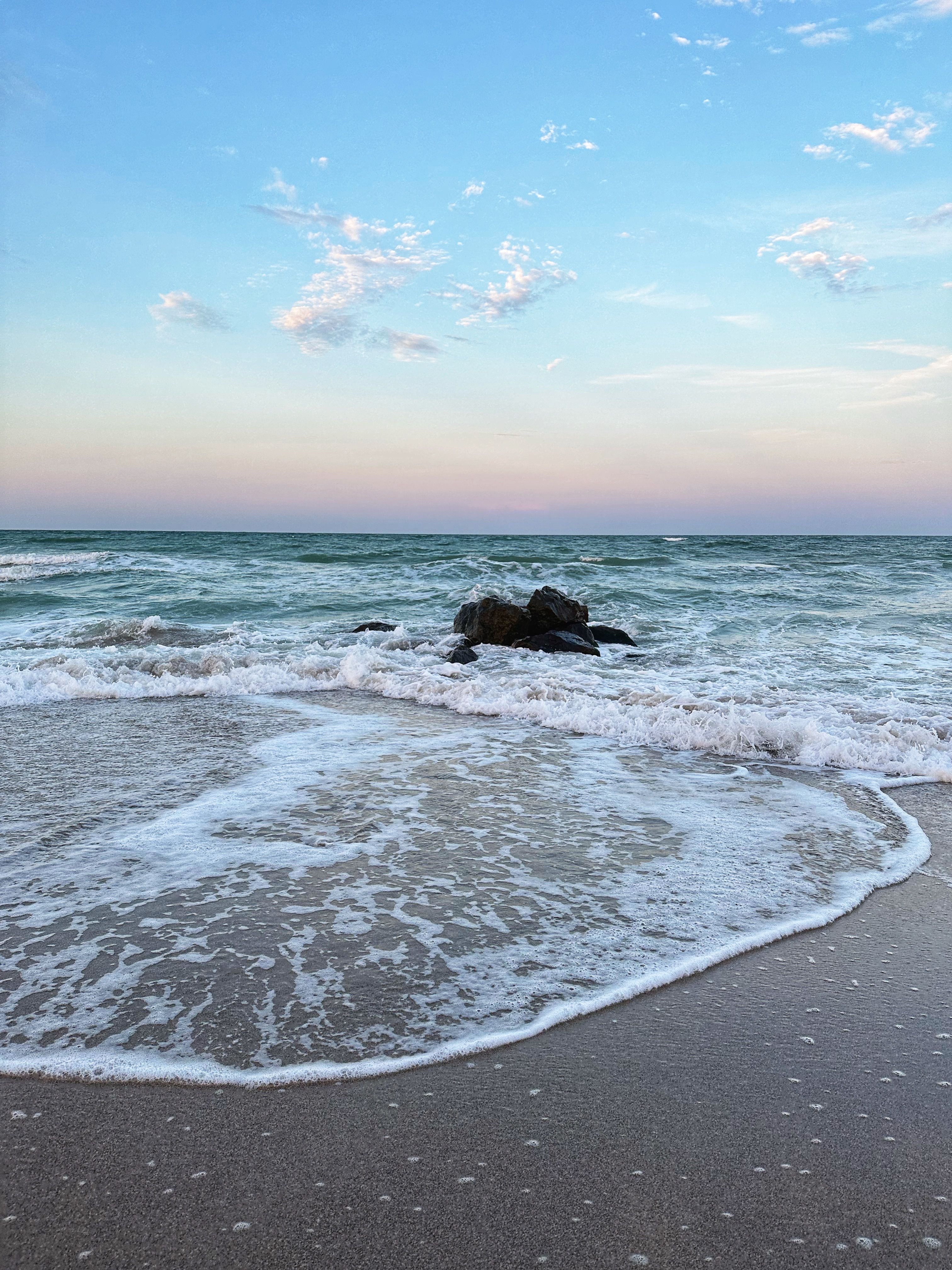 Strand, Wellen, Gischt, Blauer Himmel, Felsen, QHD+, Hintergrundbild fürs Tablet