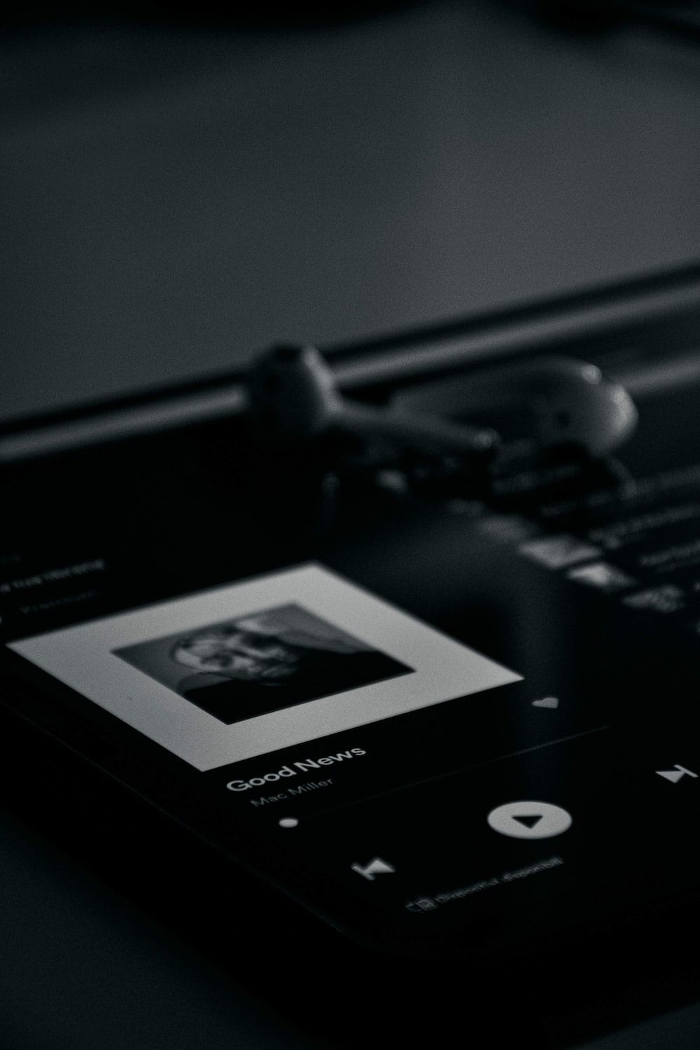Smartphone, Musikplayer, Dunkel, Hand, Grau, HD, Handy-Hintergrund im Hochformat