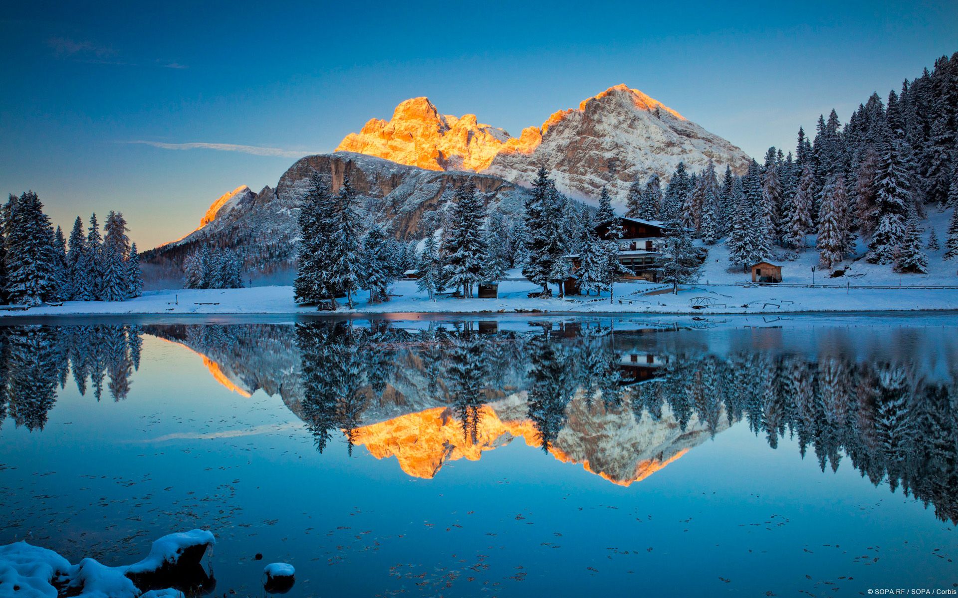 Bergsee, Winter, Schnee, Spiegelung, Alpenglühen, Tannenwald, Full HD, Desktop-Hintergrund