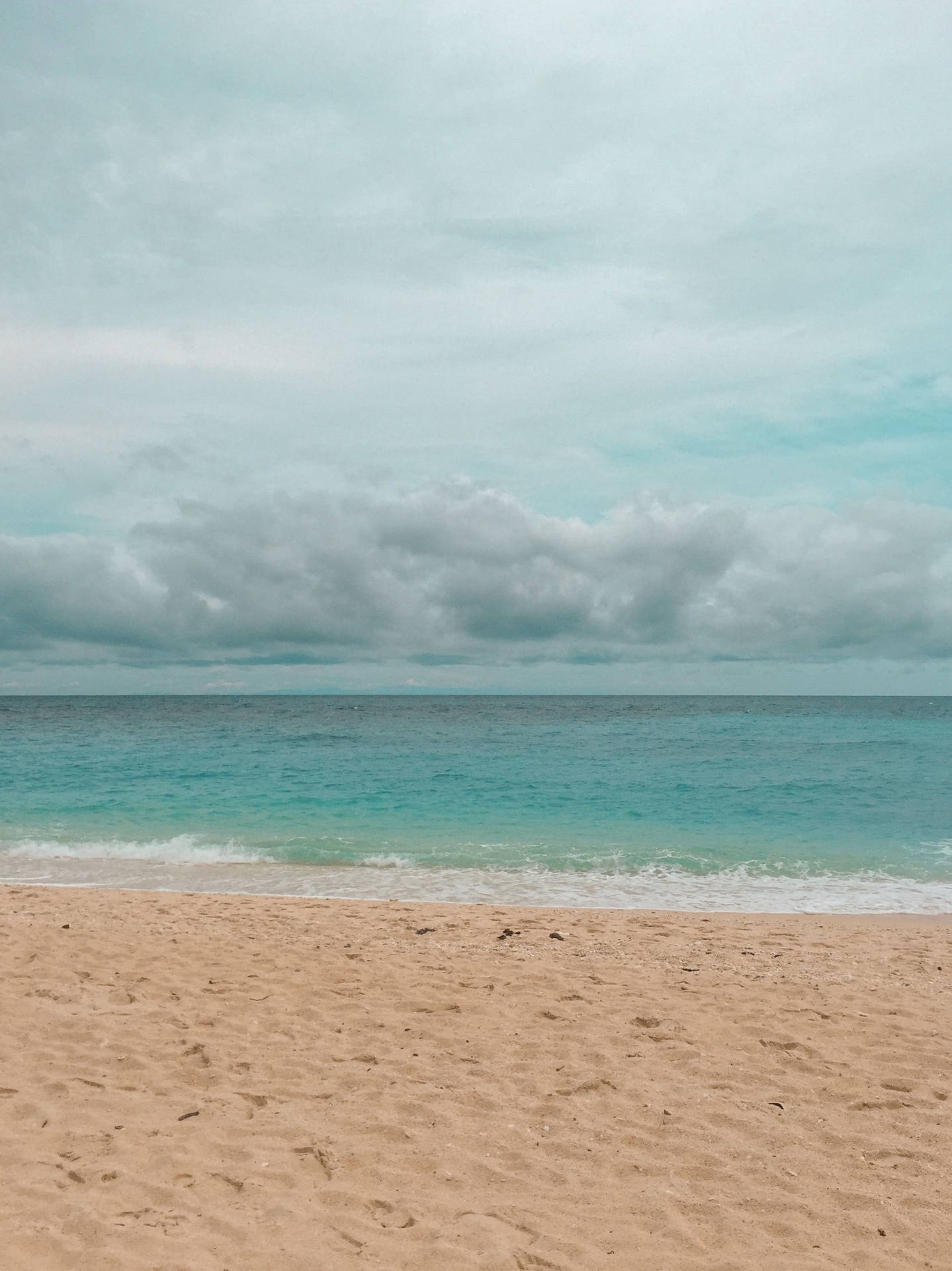 Sandstrand, Bewölkter Himmel, Türkises Meer, Minimalistisch, Ruhig, Hintergrundbild fürs Tablet