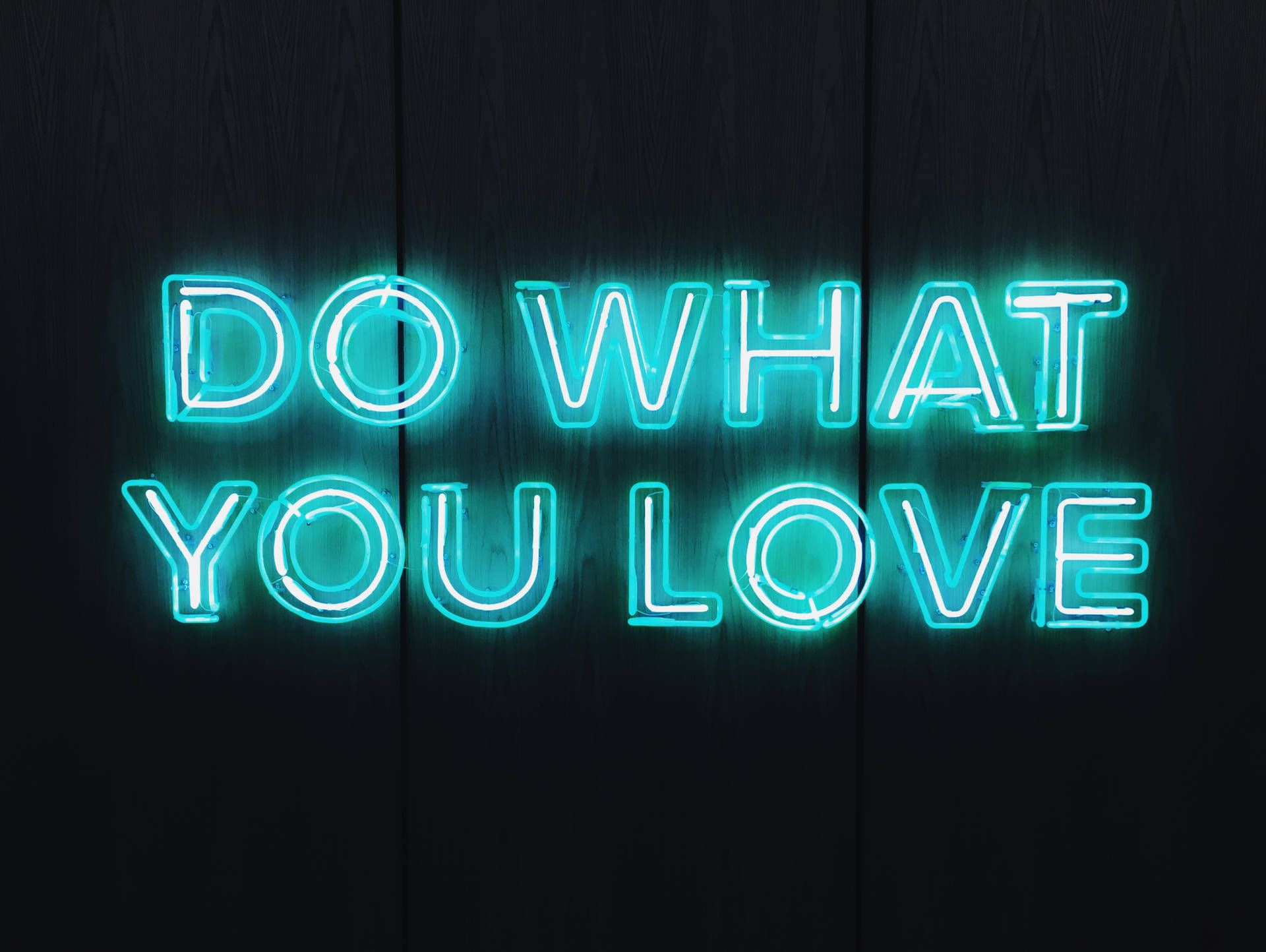 Neonschrift, Do What You Love, Spruch, Türkis, Holzwand, Hintergrundbild fürs Tablet