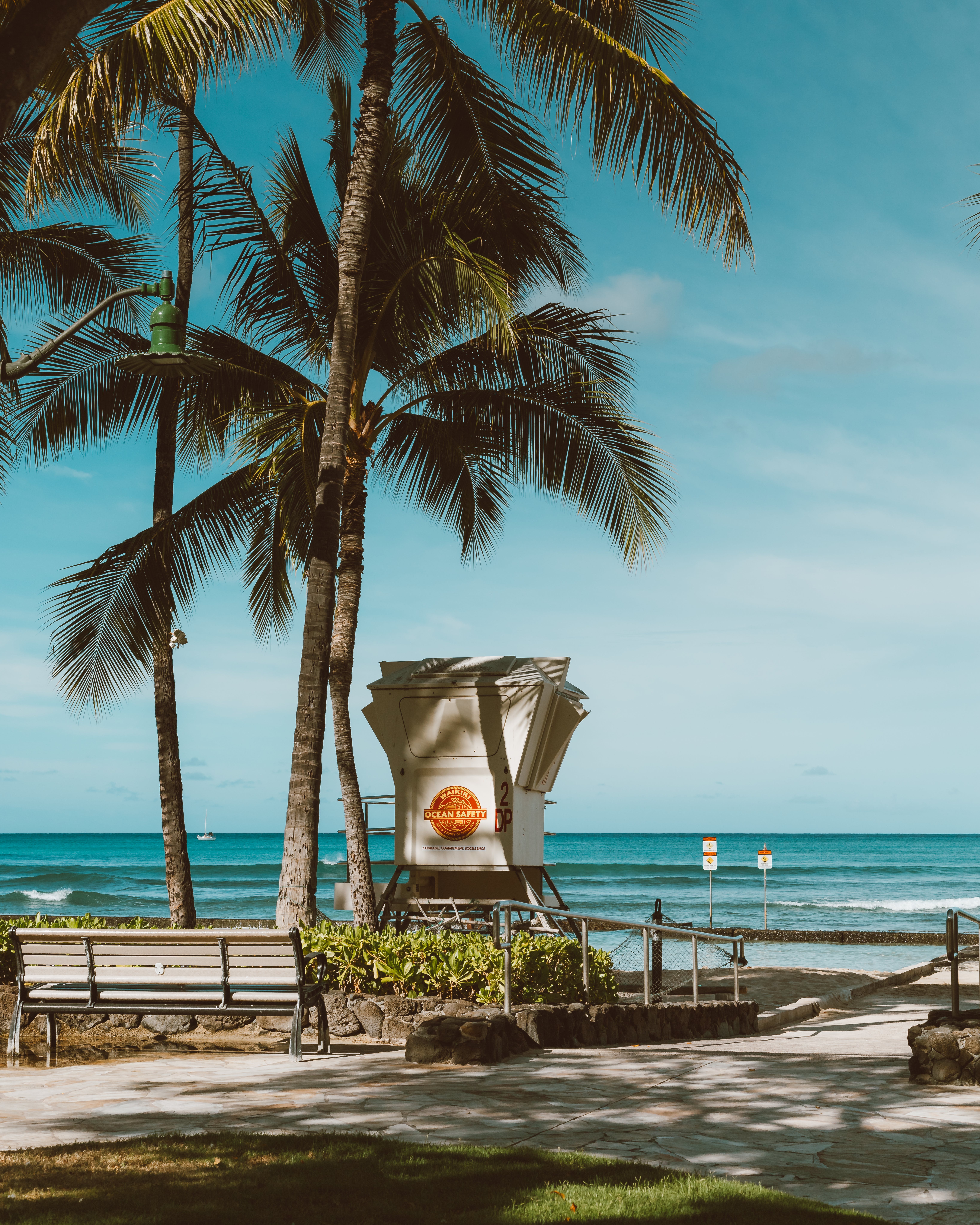 Rettungsschwimmerturm, Palmen, Strand, Promenade, Sommer, QHD+, iPad-Hintergrundbild