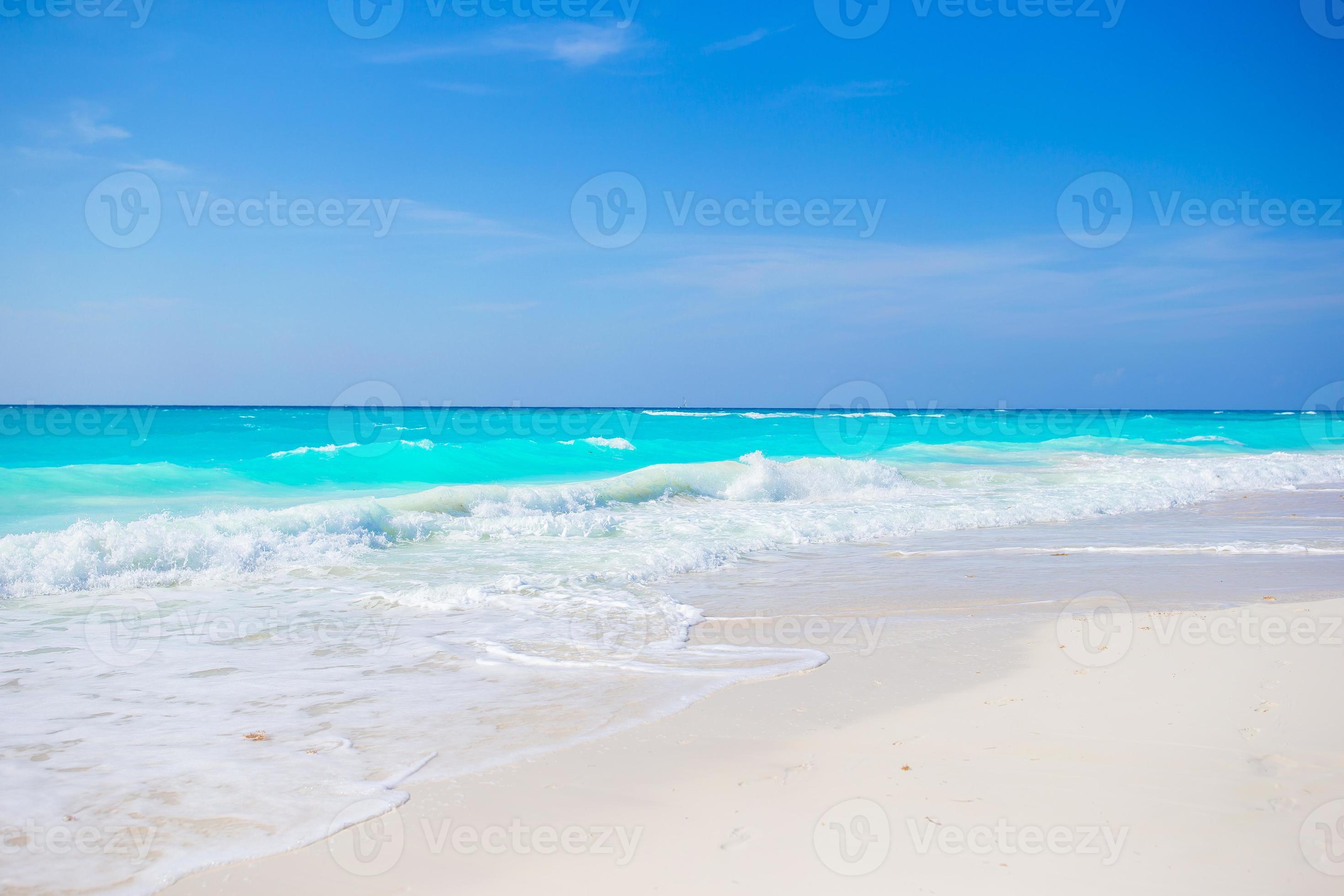 Weißer Sand, Türkises Meer, Wellen, Blauer Himmel, Karibik, 2K, Windows-Hintergrundbild