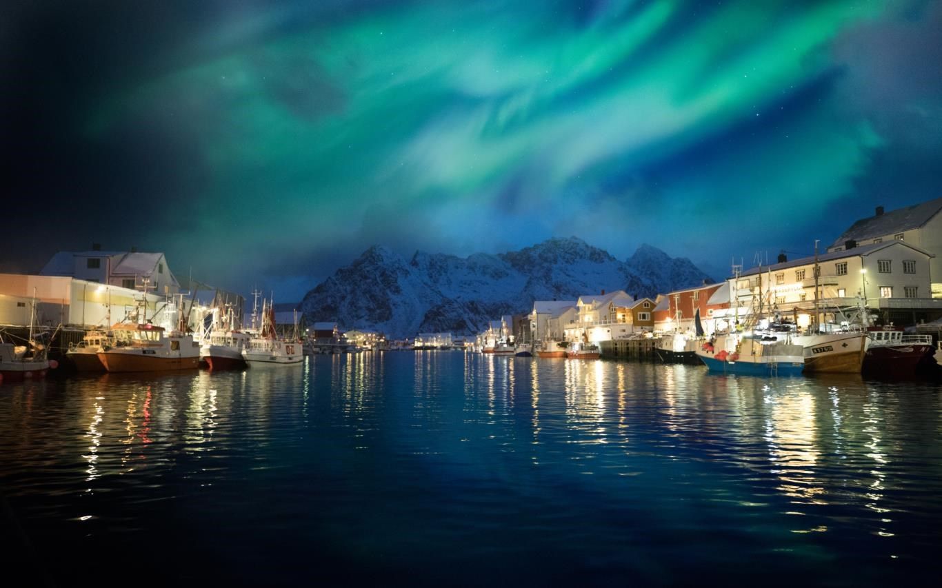 Polarlicht, Hafen, Fischerdorf, Nacht, Spiegelung, Schneeberge, HD, MacBook-Hintergrundbild