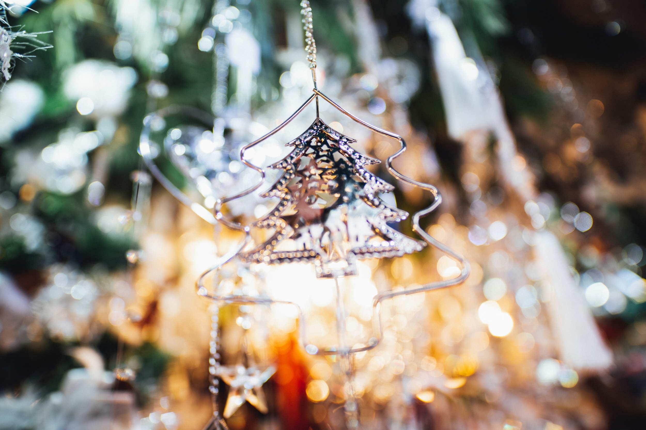 Weihnachtsbaumschmuck, Hirsch-Anhänger, Bokeh, Glitzer, Full HD, Desktop-Hintergrund für Windows