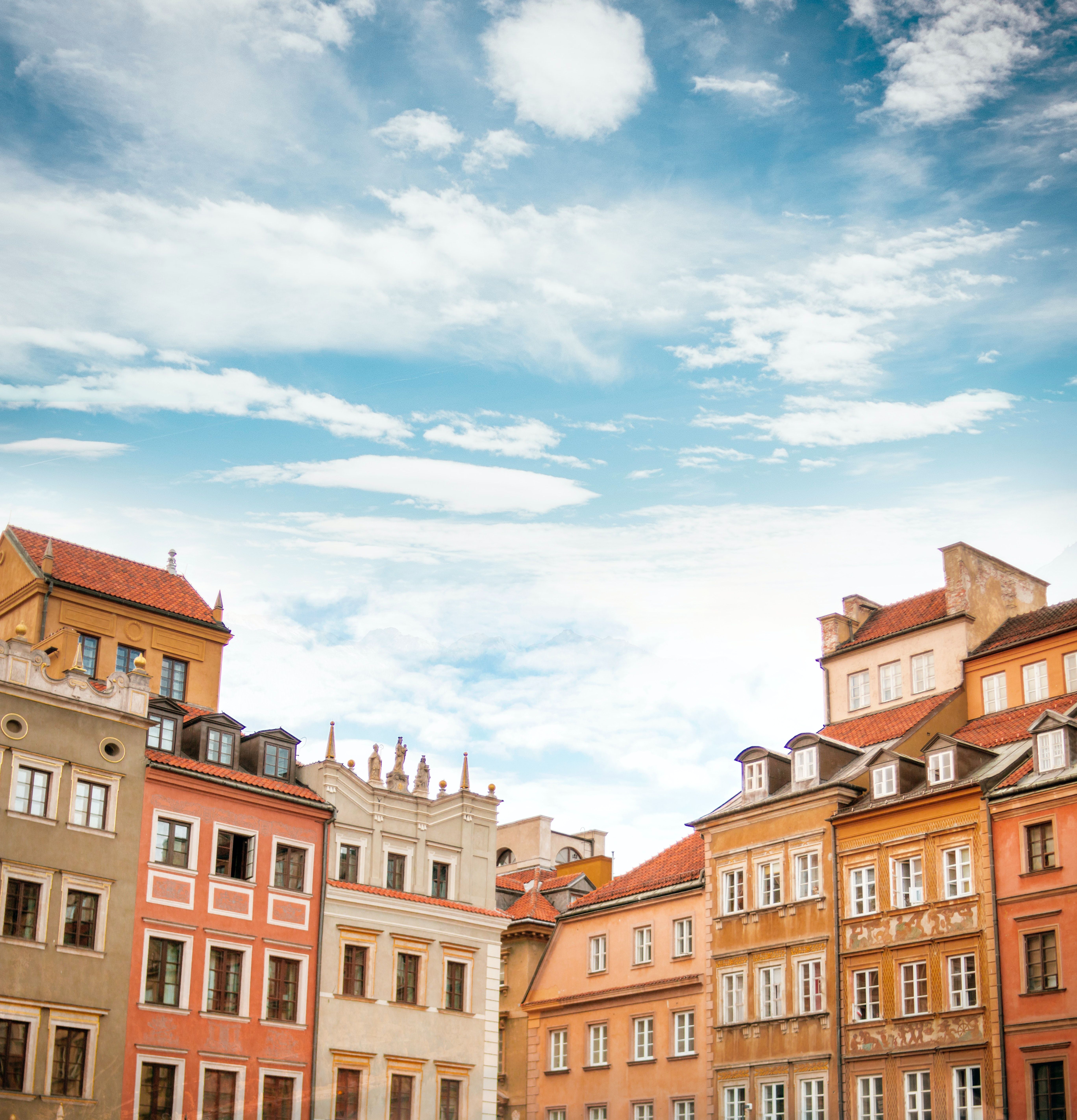 Warschauer Altstadt, Warschau, Bunte Häuser, Wolken, Blauer Himmel, 5K, Tablet-Hintergrund