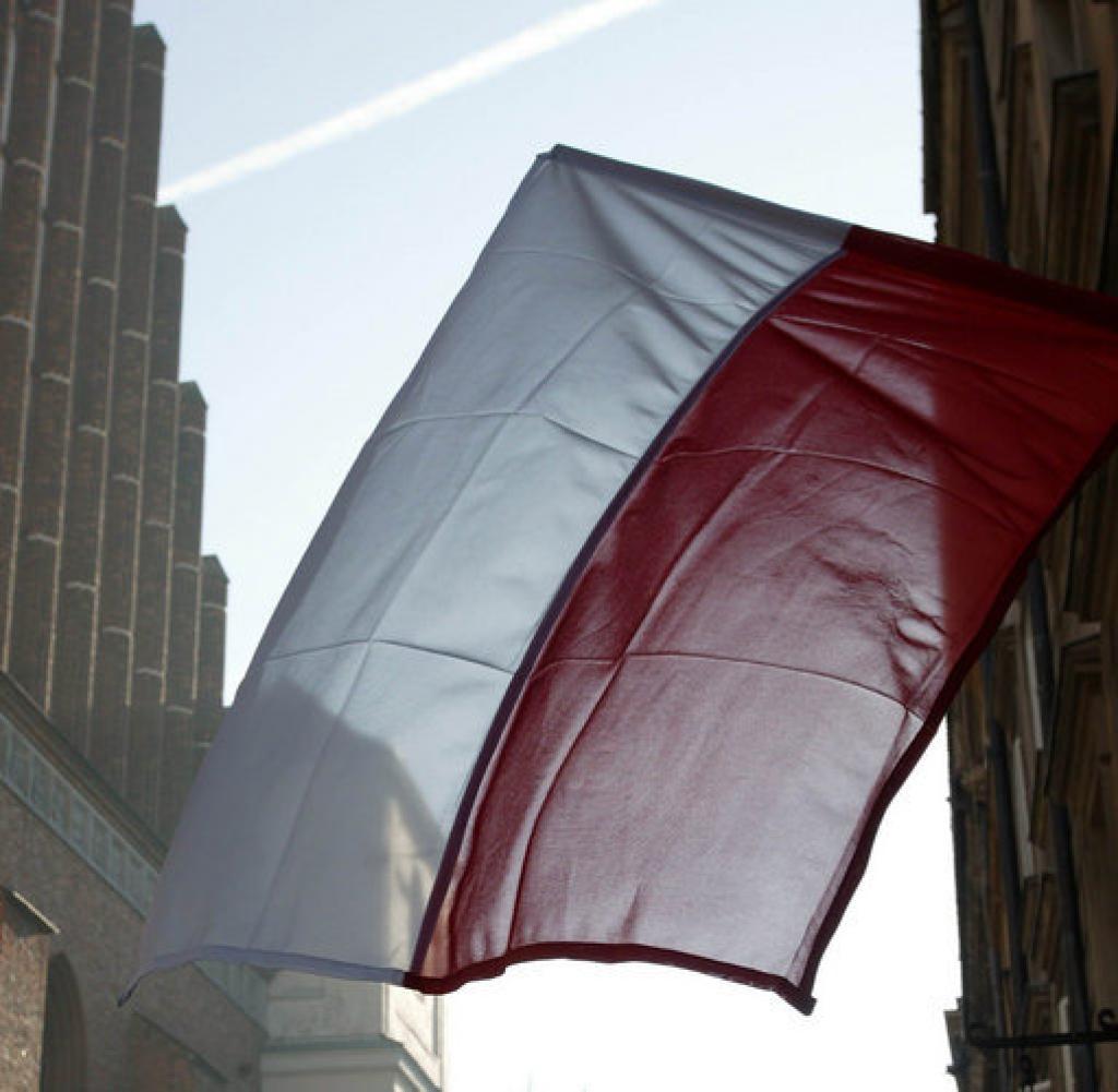 Polnische Flagge, Wehende Fahne, Hochhaus, Rot-Weiß, Hintergrundbild für iPad und Tablet