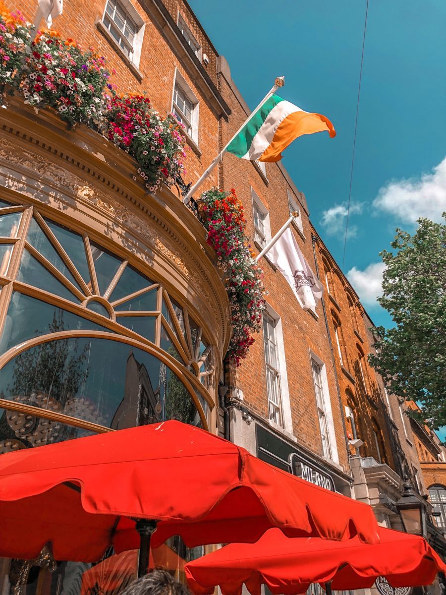 Irische Flagge, Pub, Fassade, Blumenkästen, Rote Sonnenschirme, Irland, Hintergrundbild fürs Tablet