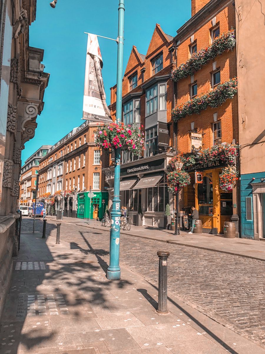 Dublin, Straße, Altstadt, Backsteinhäuser, Blauer Himmel, Hintergrundbild fürs iPad