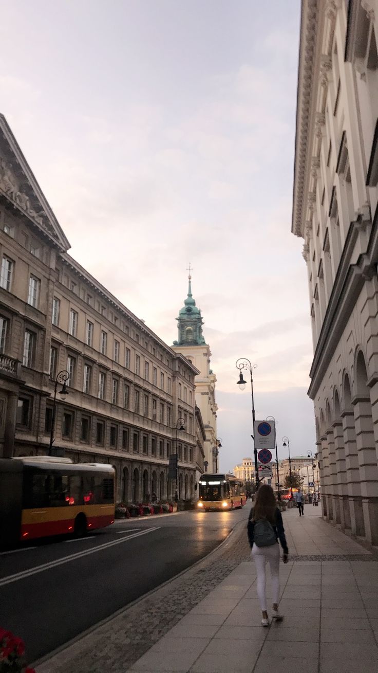 Stadtstraße, Straßenbahn, Fußgänger, Altbauten, Polen, HD, Handy-Hintergrund im Hochformat