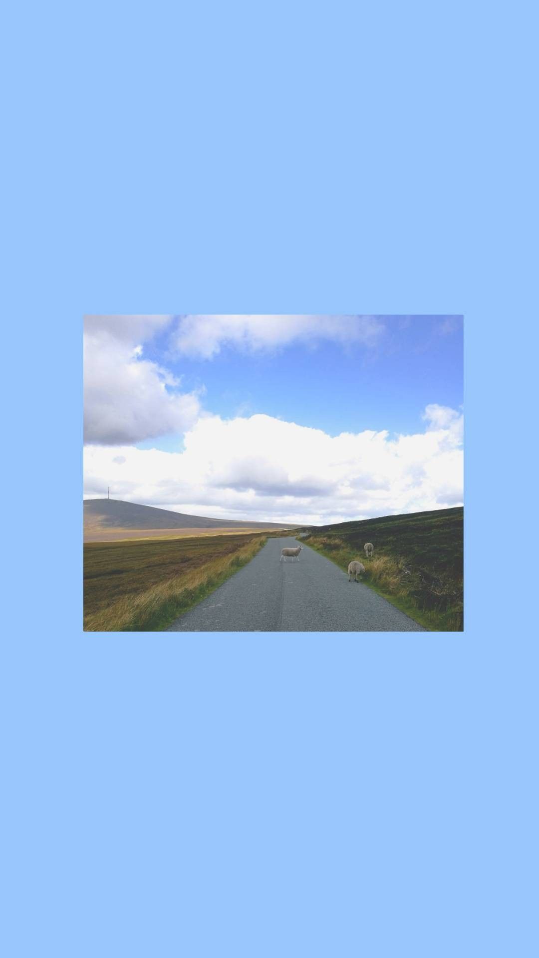 Landstraße, Grüne Hügel, Wolken, Hellblauer Hintergrund, Minimalistisch, Sperrbildschirm fürs iPhone