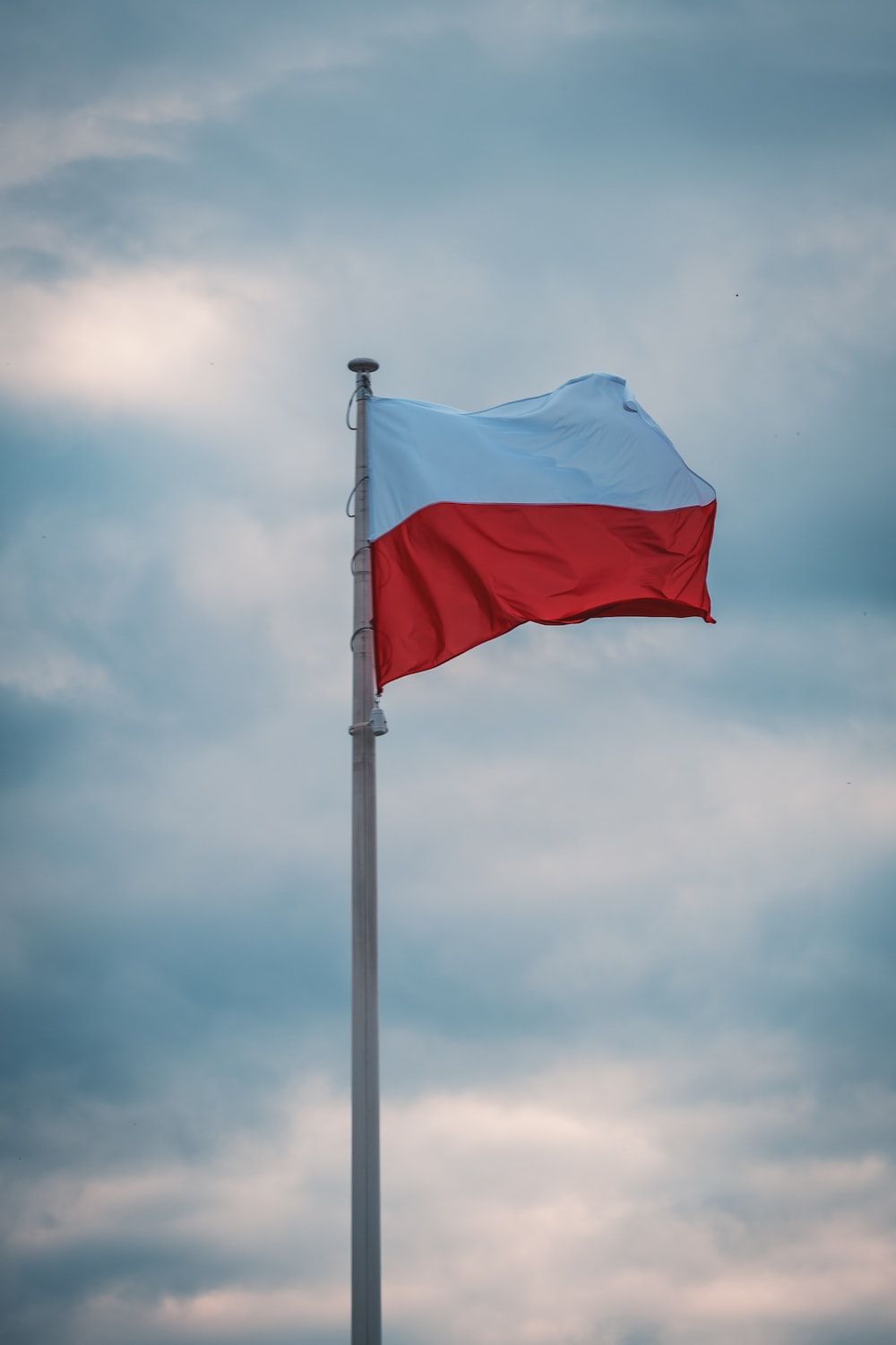 Polnische Flagge, Fahnenmast, Wolkiger Himmel, Wind, Hintergrundbild für iPhone und Android