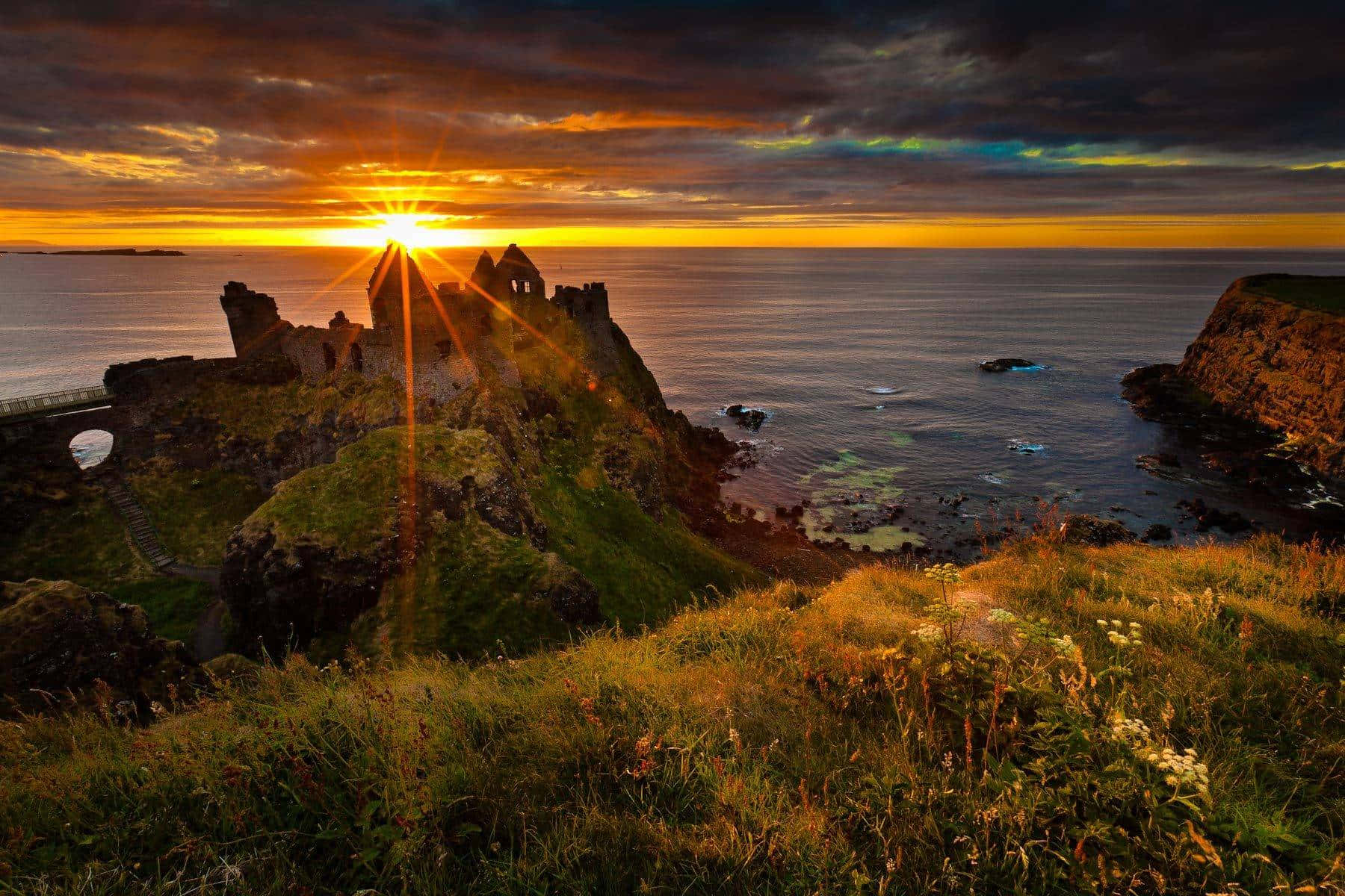 Dunluce Castle, Nordirland, Sonnenuntergang, Sonnenstrahlen, Küste, Burgruine, HD-PC-Hintergrundbild