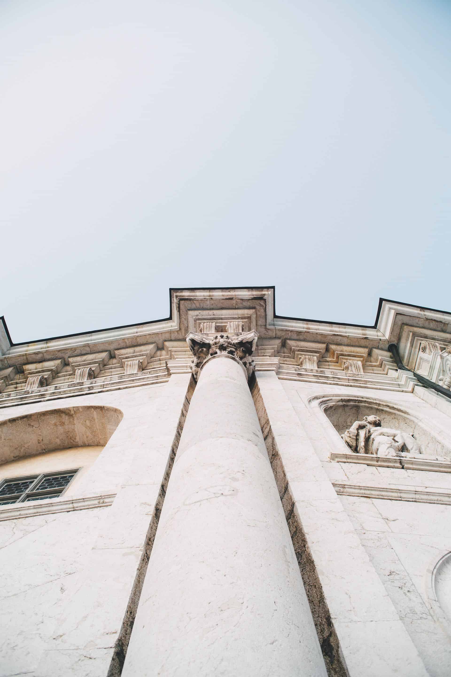 Historisches Gebäude, Fassade, Froschperspektive, Weiß, QHD+, Hintergrundbild fürs Handy