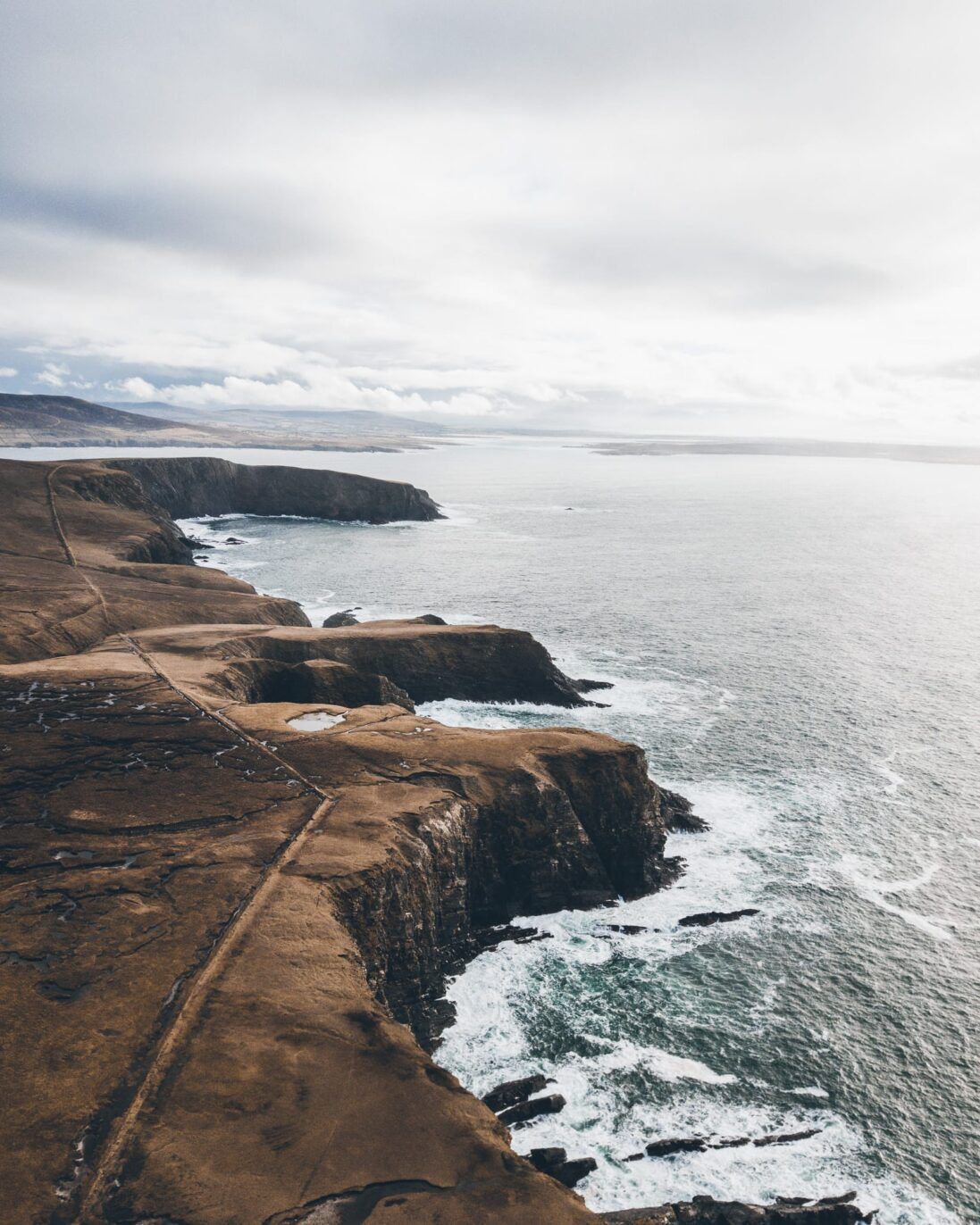 Küste, Felsküste, Brandung, Grauer Himmel, Irland, Full HD, Hintergrundbild fürs Tablet