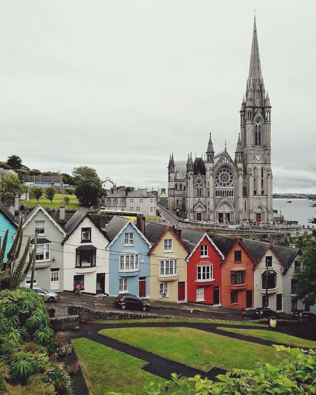 Cobh, St Colman's Cathedral, Bunte Häuser, Kathedrale, Irland, HD, iPad-Hintergrundbild
