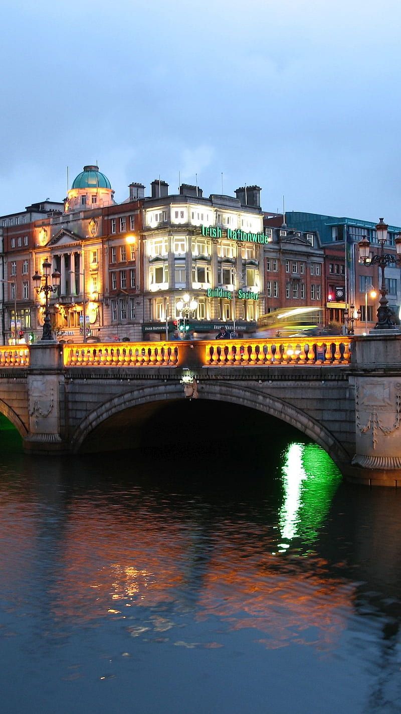 Dublin, Liffey, Brücke, Nacht, Spiegelung, Irland, Hochformat, Hintergrundbild fürs Smartphone
