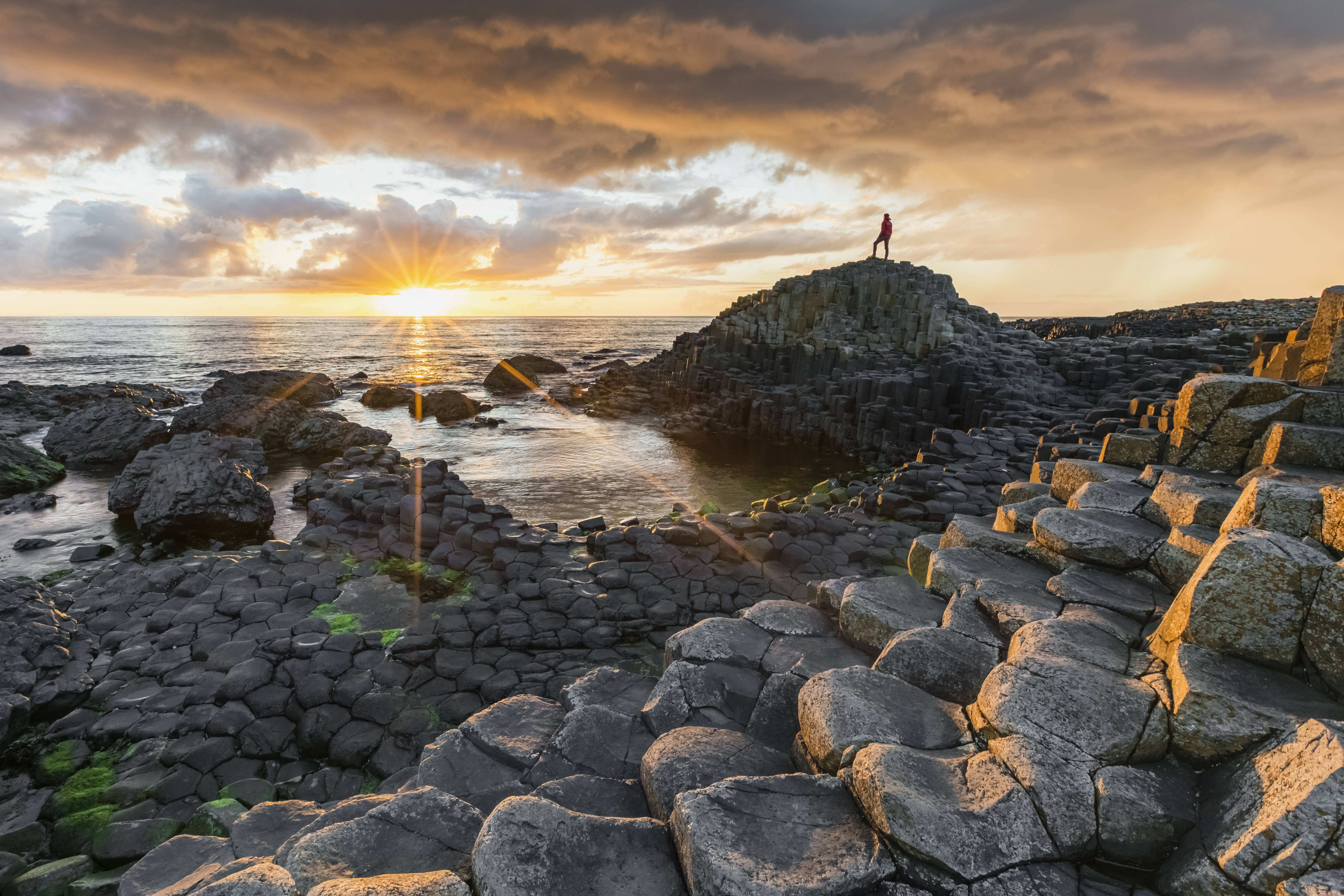 Giant's Causeway, Nordirland, Basaltsäulen, Sonnenuntergang, Wanderer, Küste, 6K-Desktop-Hintergrund