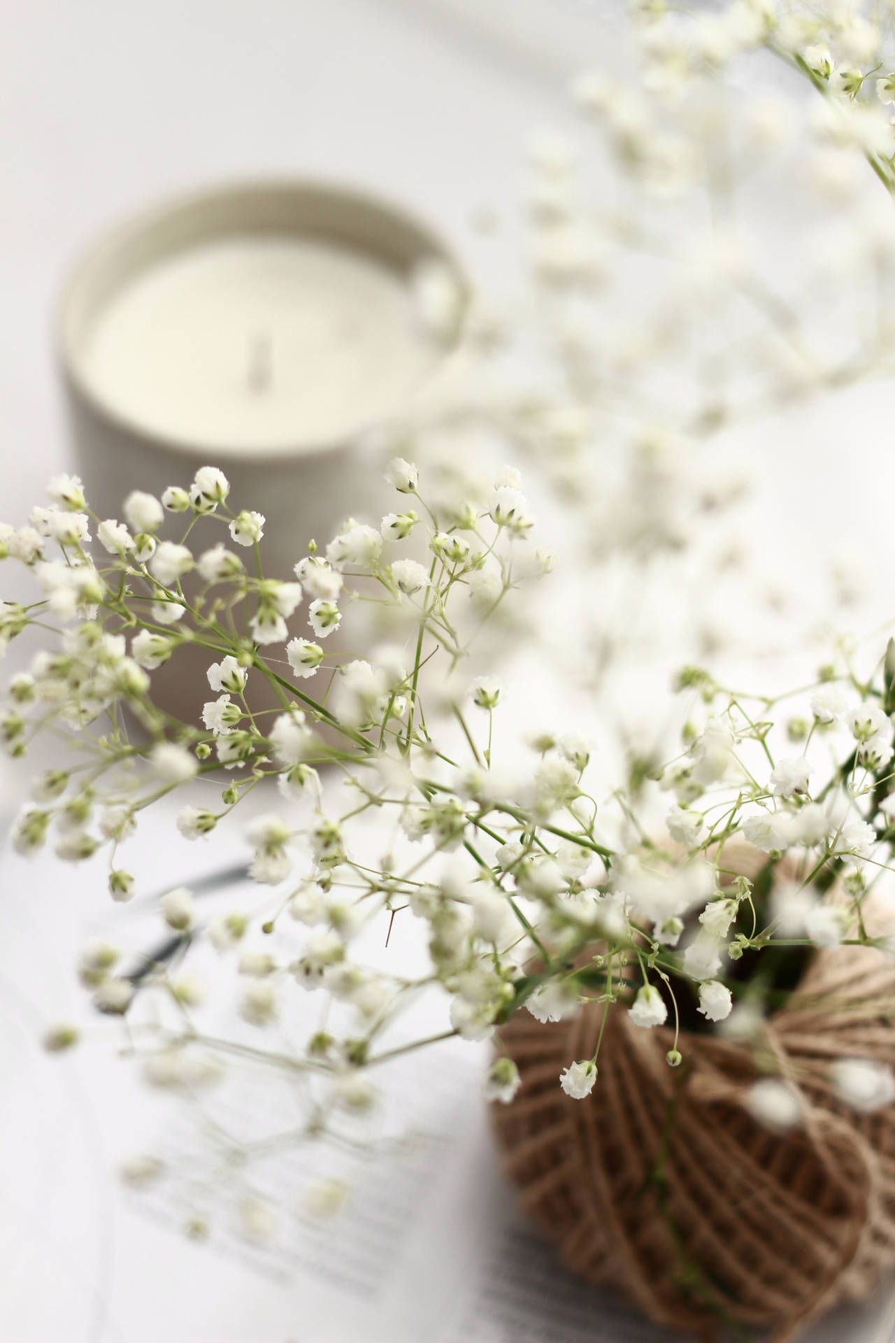 Kerze, Schleierkraut, Weiße Blumen, Stillleben, Hell, Full HD, Sperrbildschirm fürs iPhone