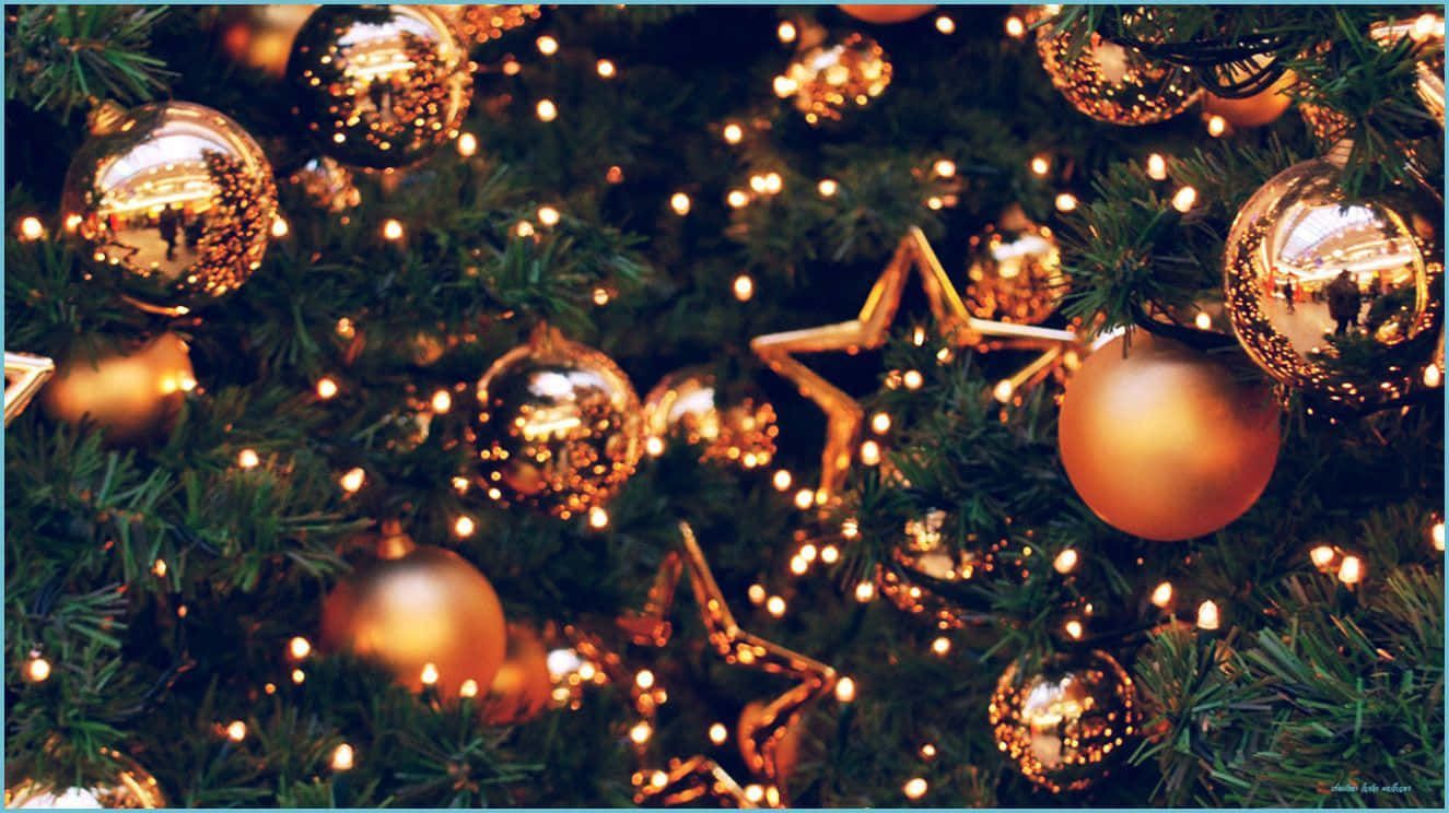 Christbaumkugeln, Goldene Sterne, Weihnachtsbaum, Lichter, Nahaufnahme, HD, Breitbild-Hintergrundbild