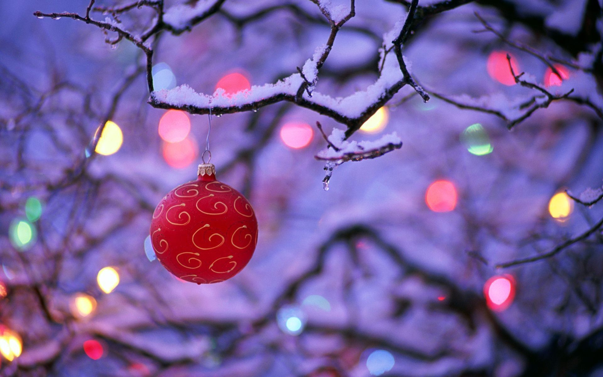 Christbaumkugel, Zweige, Schnee, Bokeh, Lila Töne, Full HD, Desktop-Hintergrund für Windows