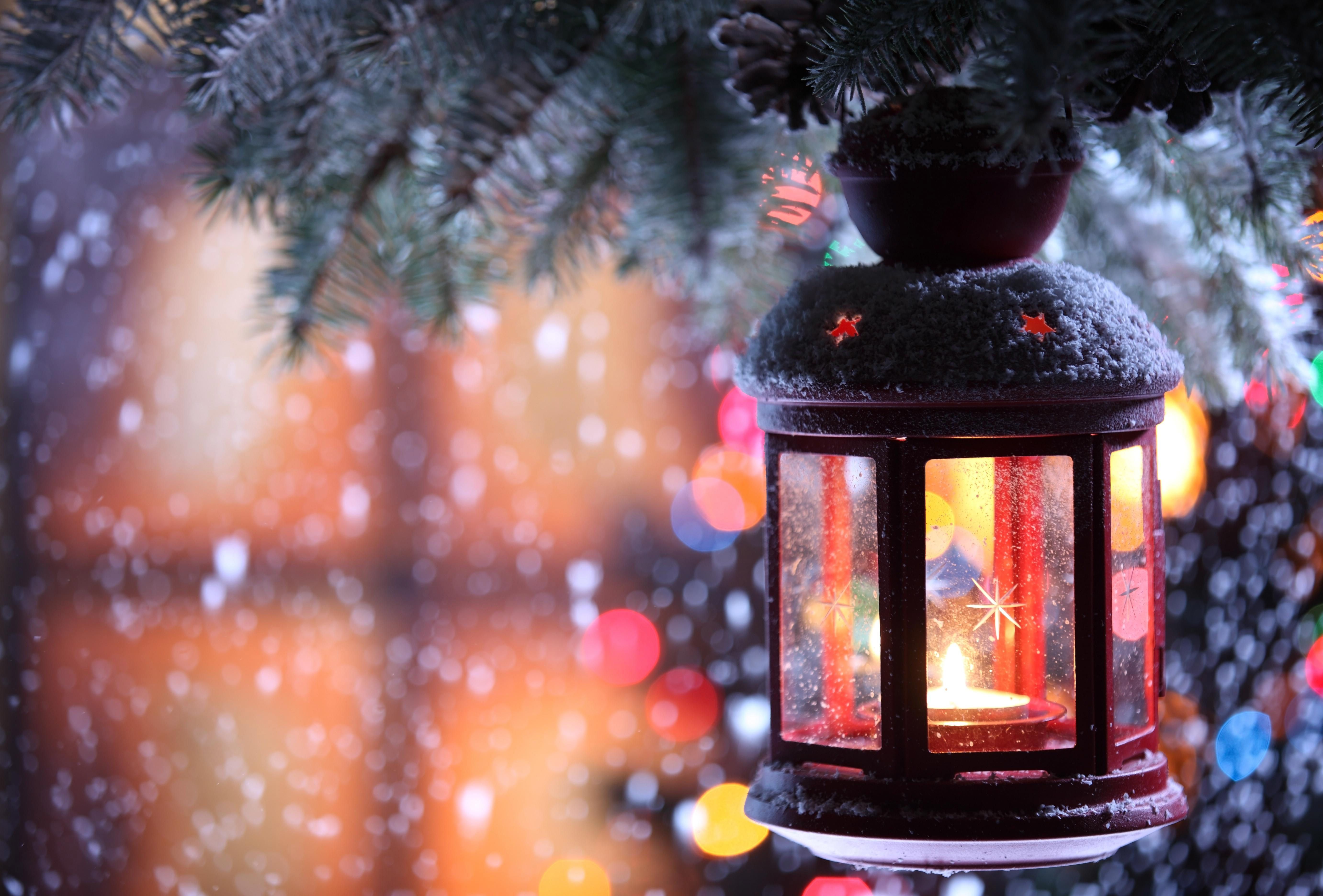 Laterne, Kerze, Tannenzweige, Bokeh, Fenster, 5K, Hintergrundbild für den PC