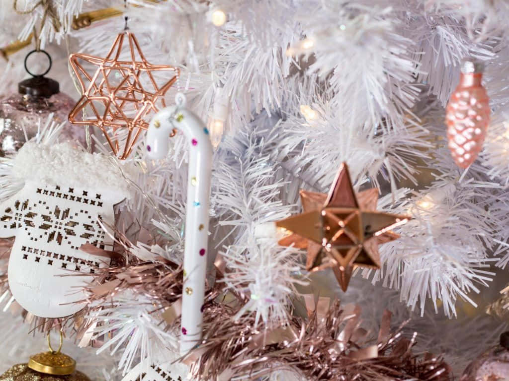 Weißer Weihnachtsbaum, Holzstern, Zuckerstange, Christbaumschmuck, Nahaufnahme, Tablet-Hintergrund