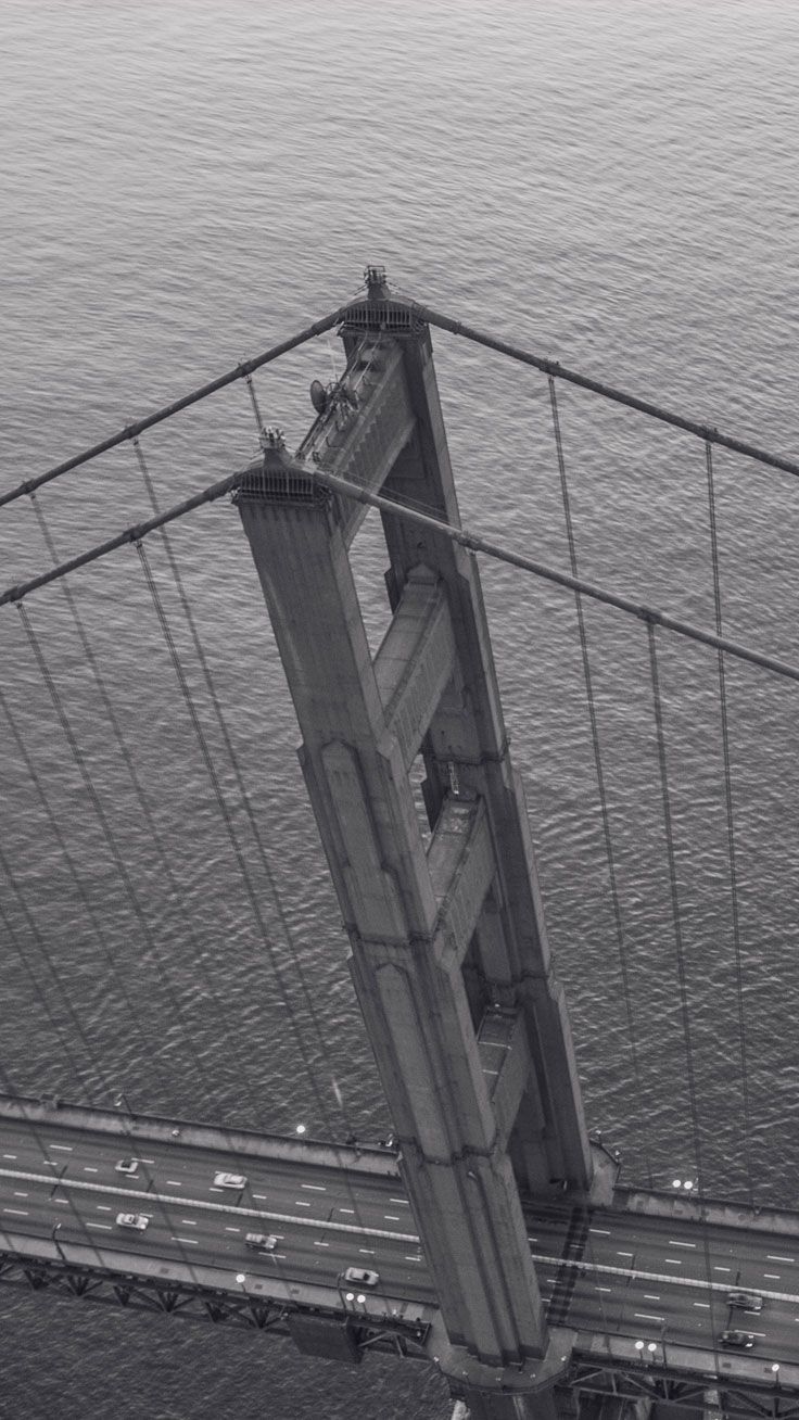Golden Gate Bridge, San Francisco, Brückenpfeiler, Schwarz-Weiß, Nebel, Hintergrundbild fürs iPhone 16