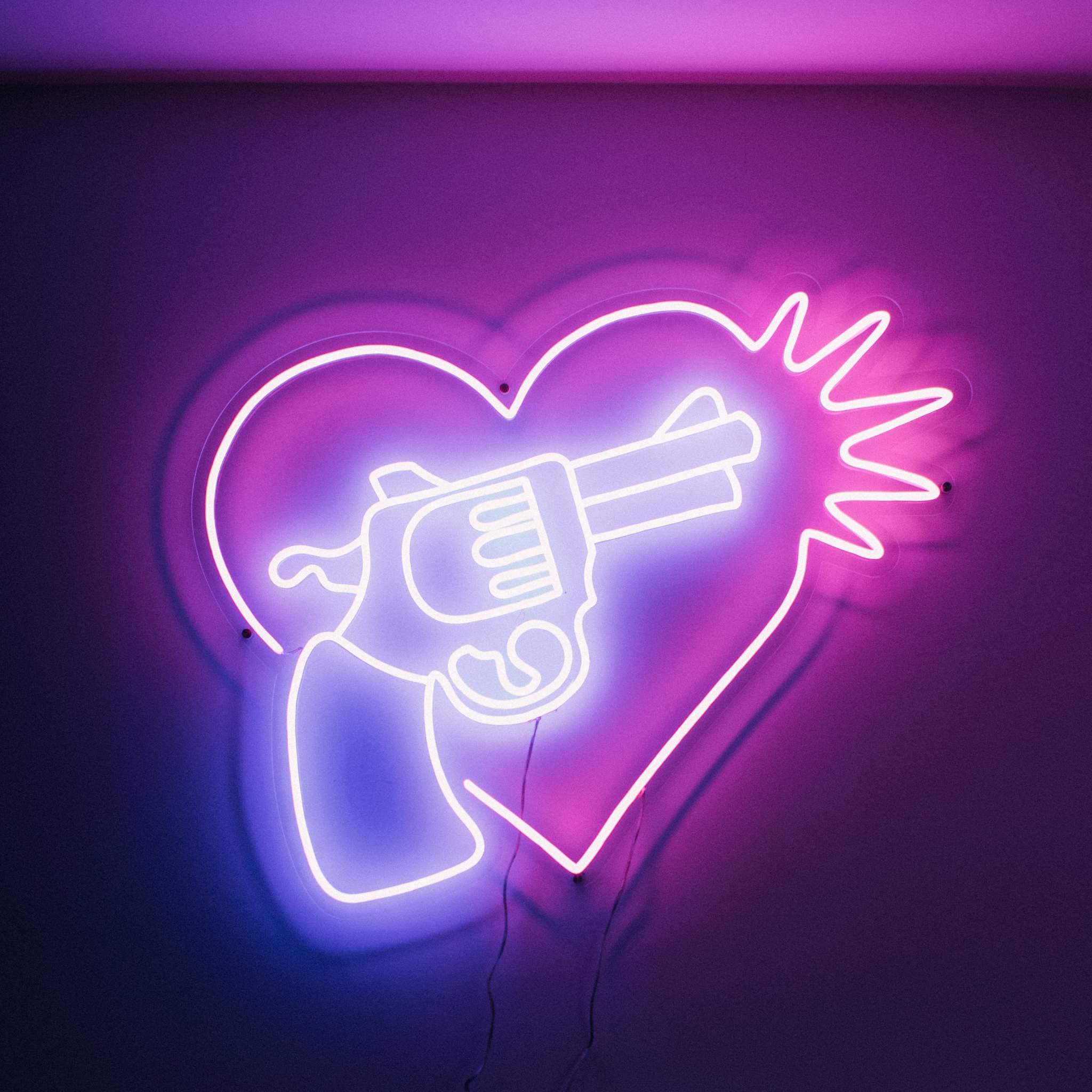 Neonherz, Revolver, Pink, Neonkunst, Wand, Full HD, Hintergrundbild fürs Tablet