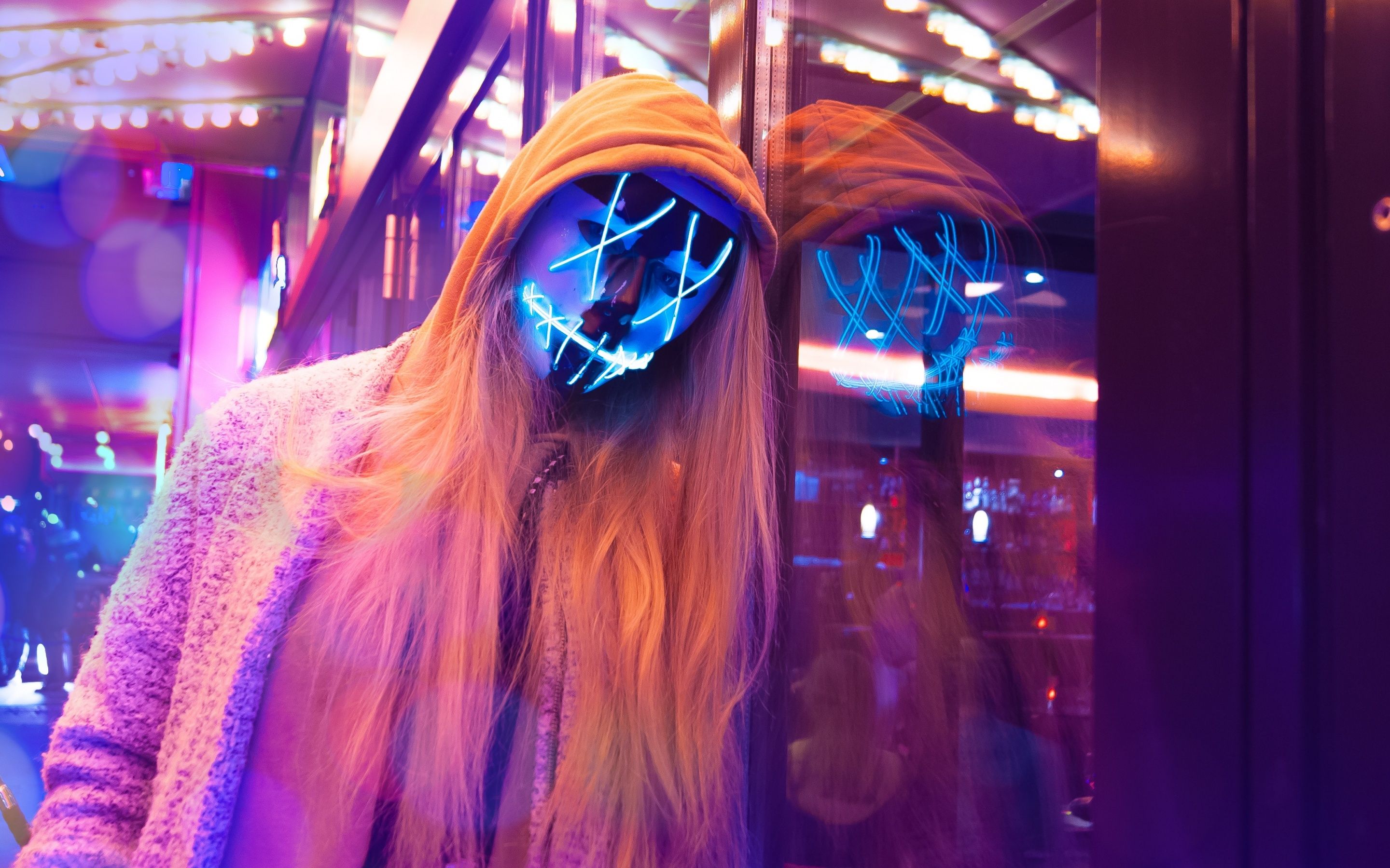 LED-Maske, Kapuze, Neonlichter, Blaues Licht, Nacht, Stadt, 2K, MacBook-Hintergrundbild