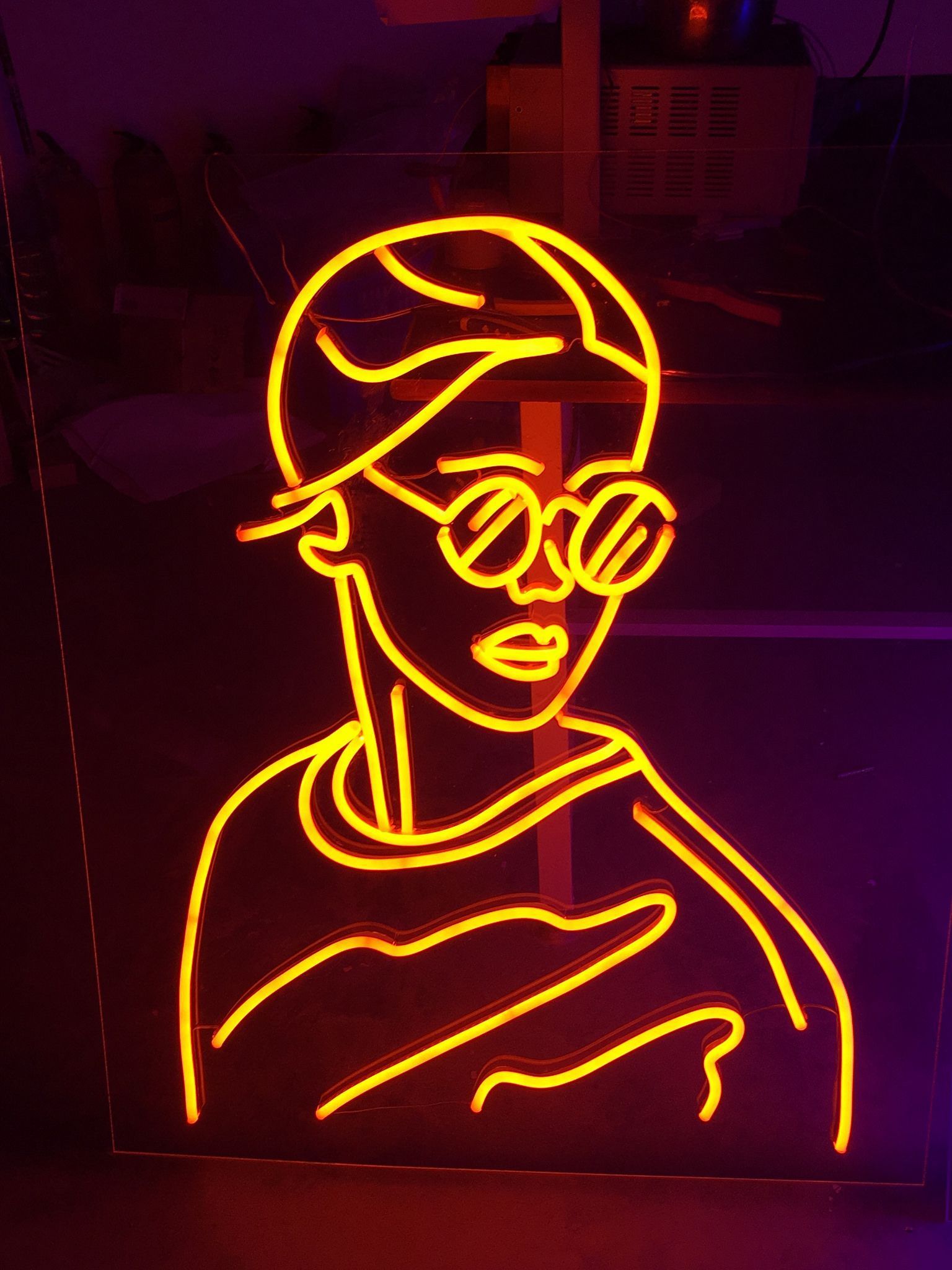 Neonporträt, Sonnenbrille, Linienkunst, Gelbes Neon, Frau, Hintergrundbild fürs Tablet
