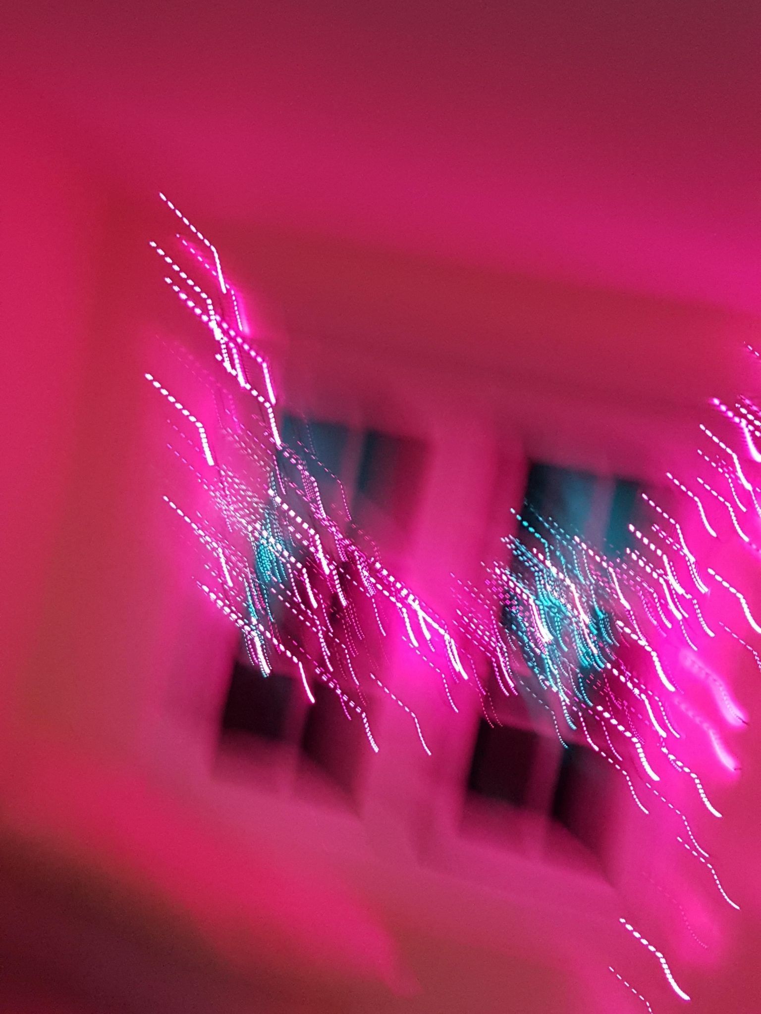 Pinkes Licht, Langzeitbelichtung, Fenster, Lichtspuren, Abstrakt, QHD+, iPad-Hintergrundbild