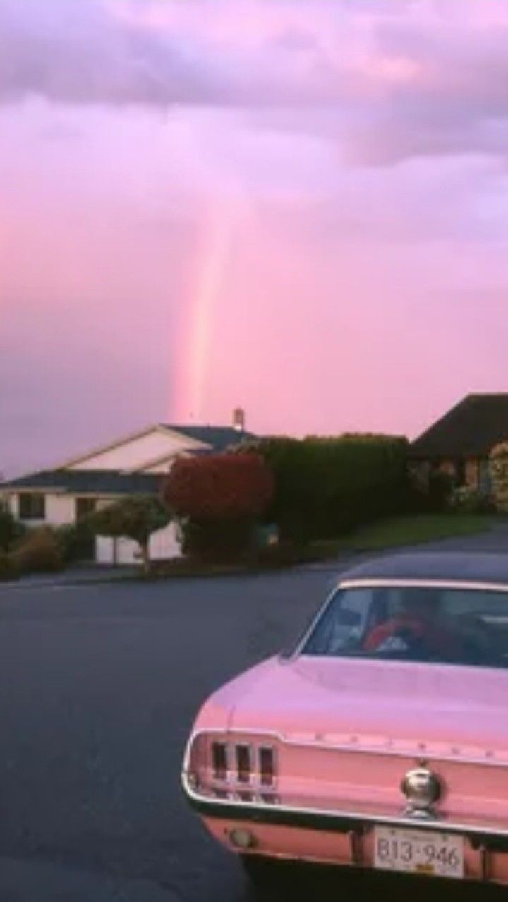 Ford Mustang, Oldtimer, Rosa Auto, Regenbogen, Rosa Himmel, Kleinstadt, Hintergrundbild fürs Handy
