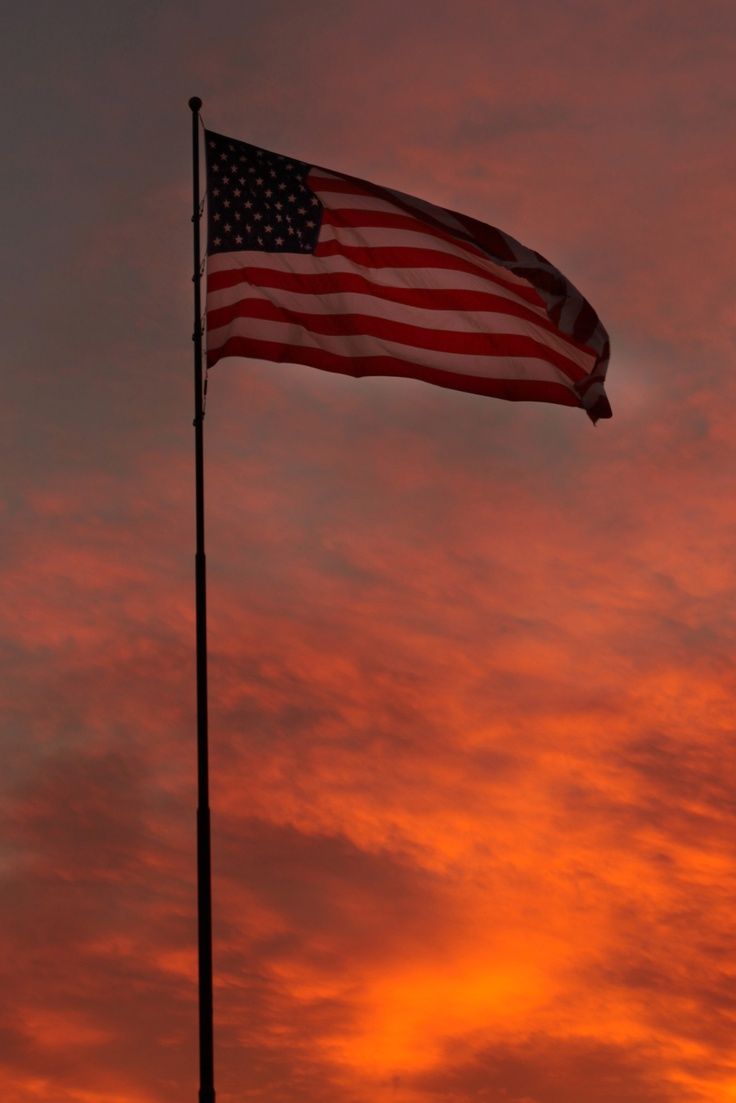 Amerikanische Flagge, Stars and Stripes, Fahnenmast, Feuriger Himmel, Sonnenuntergang, HD-Tablet-Hintergrundbild
