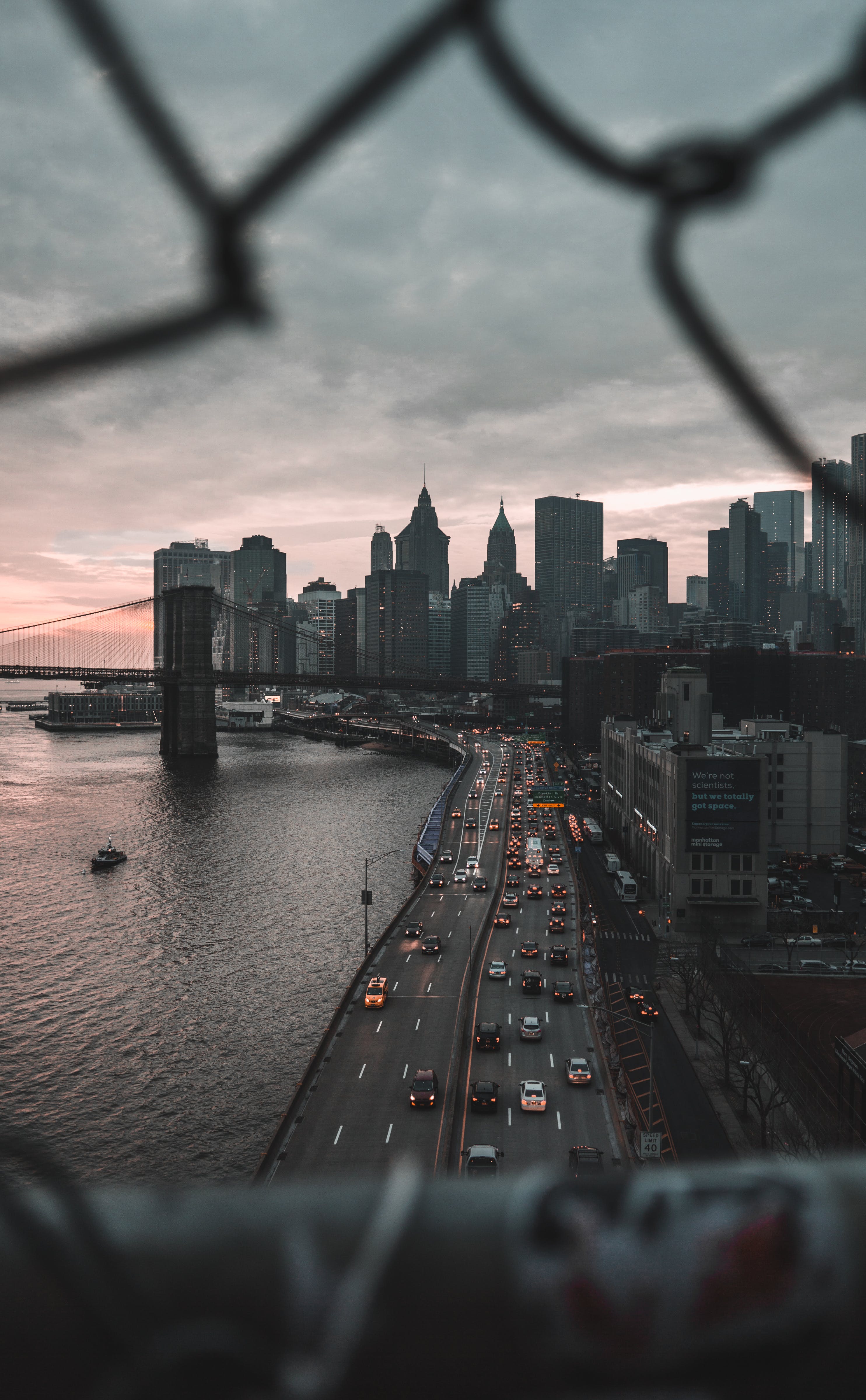 Brooklyn Bridge, Lower Manhattan, Maschendrahtzaun, East River, QHD+, Handy-Hintergrund