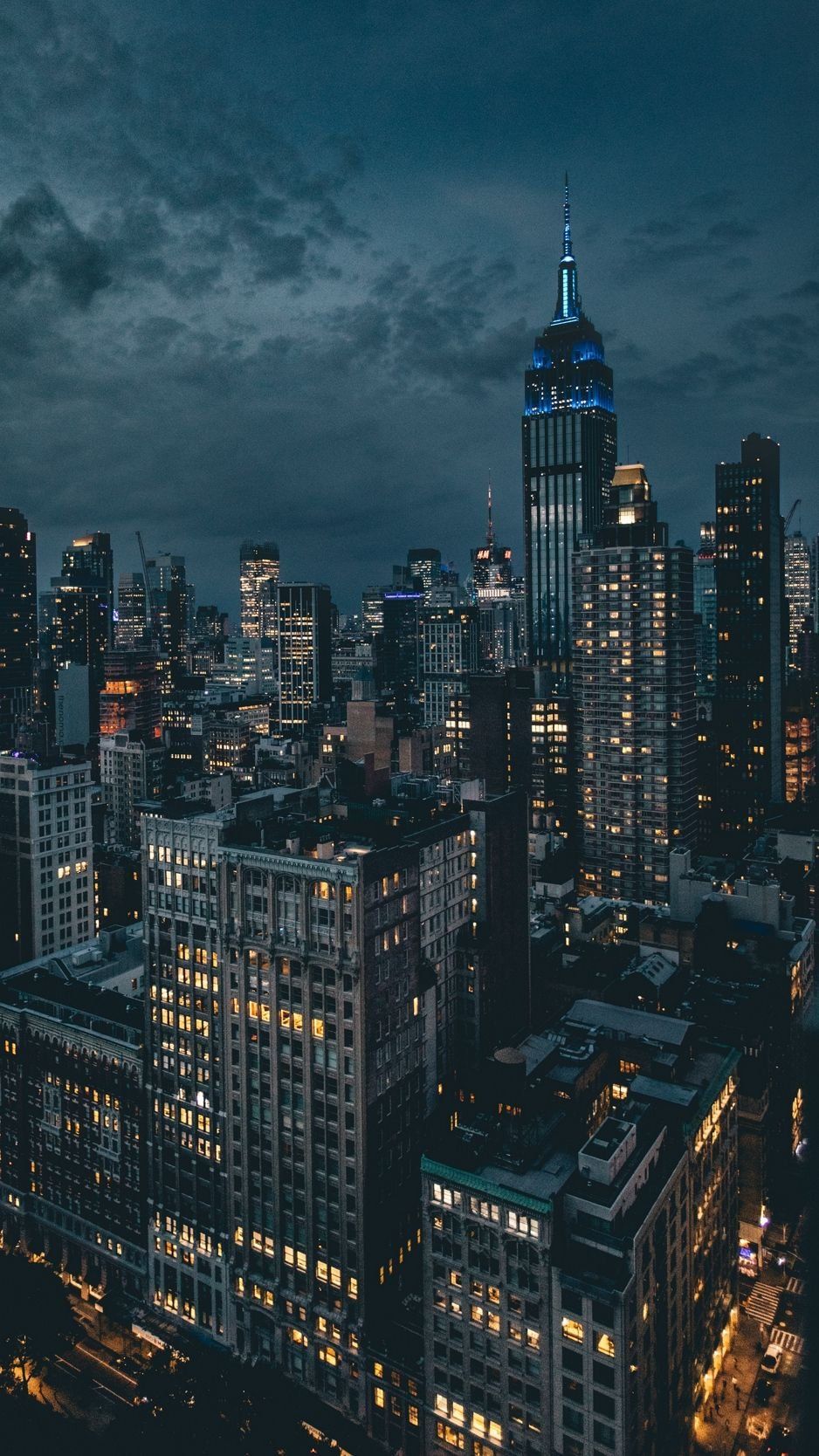 Manhattan, Wolkenkratzer, Dunkle Wolken, Blaue Stunde, HD, Hintergrundbild fürs Handy