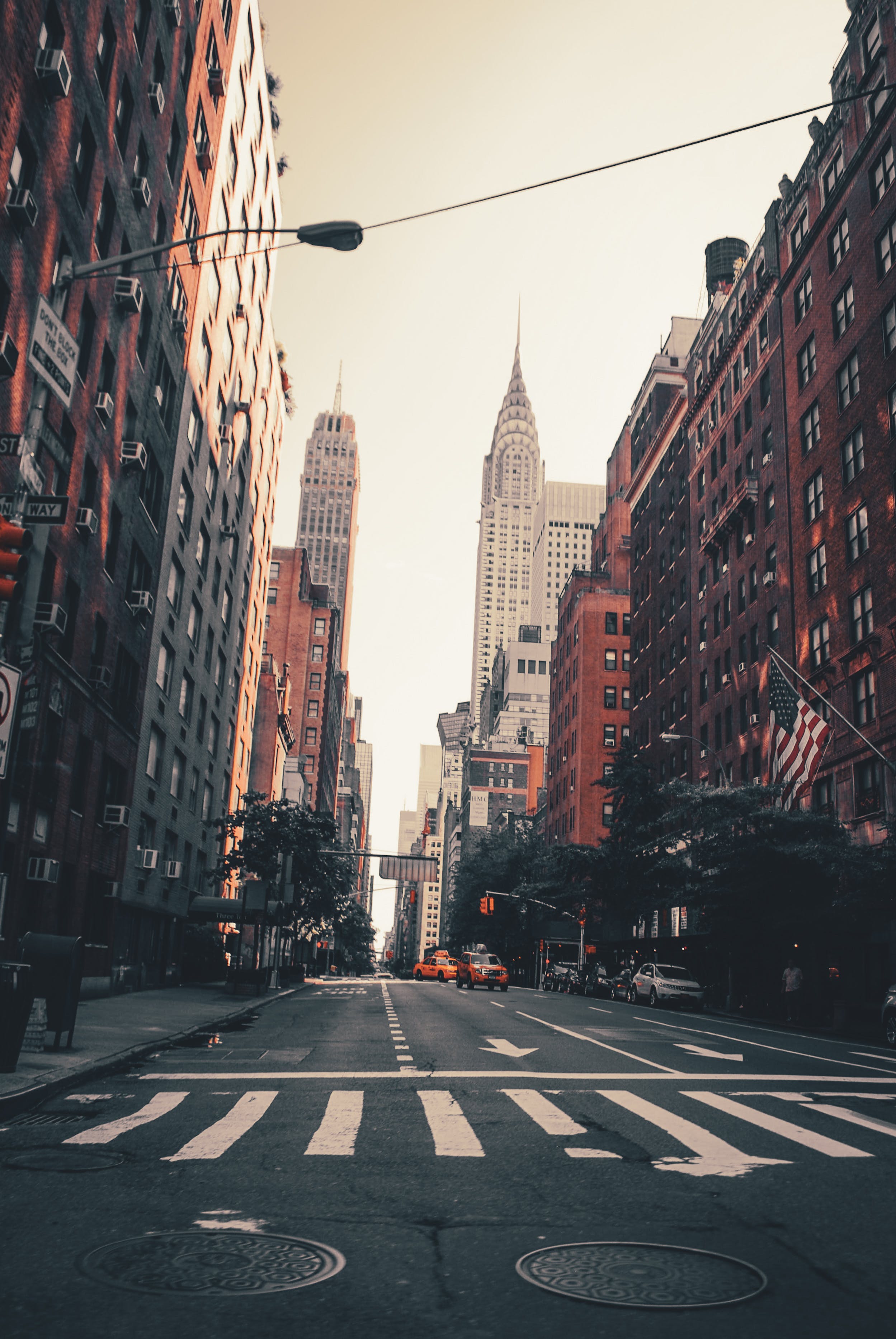Empire State Building, Straße, Zebrastreifen, Häuserschlucht, Hintergrundbild fürs Tablet