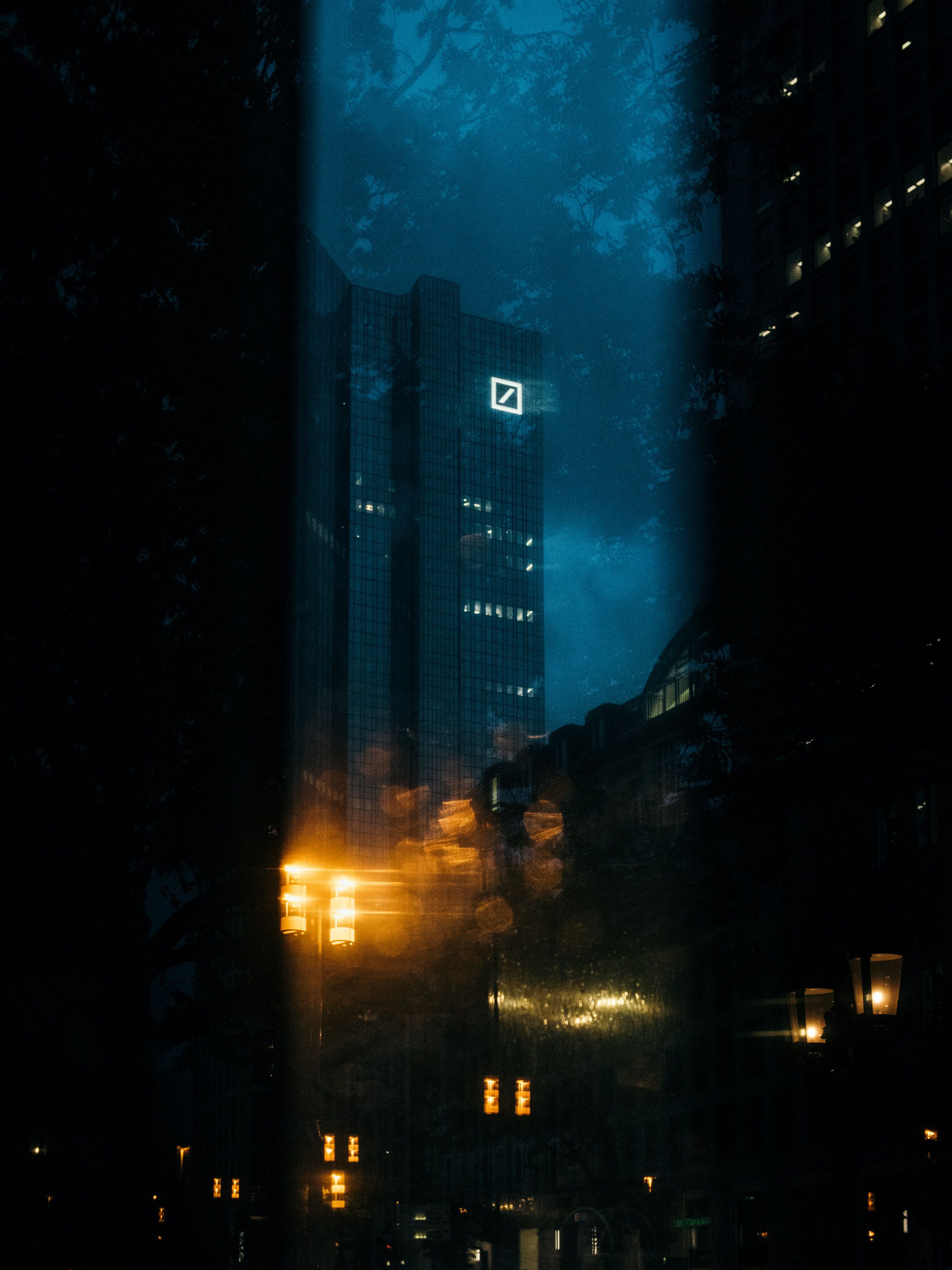 Deutsche Bank, Hochhaus, Dunkel, Petrol, QHD+, iPad-Hintergrundbild