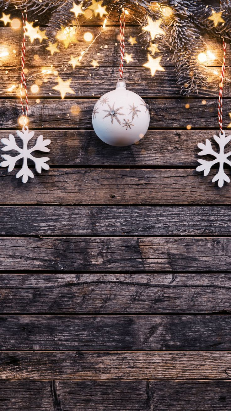 Holzwand, Weihnachtskugel, Schneeflocken, Lichterkette, Rustikal, Hintergrundbild fürs Handy